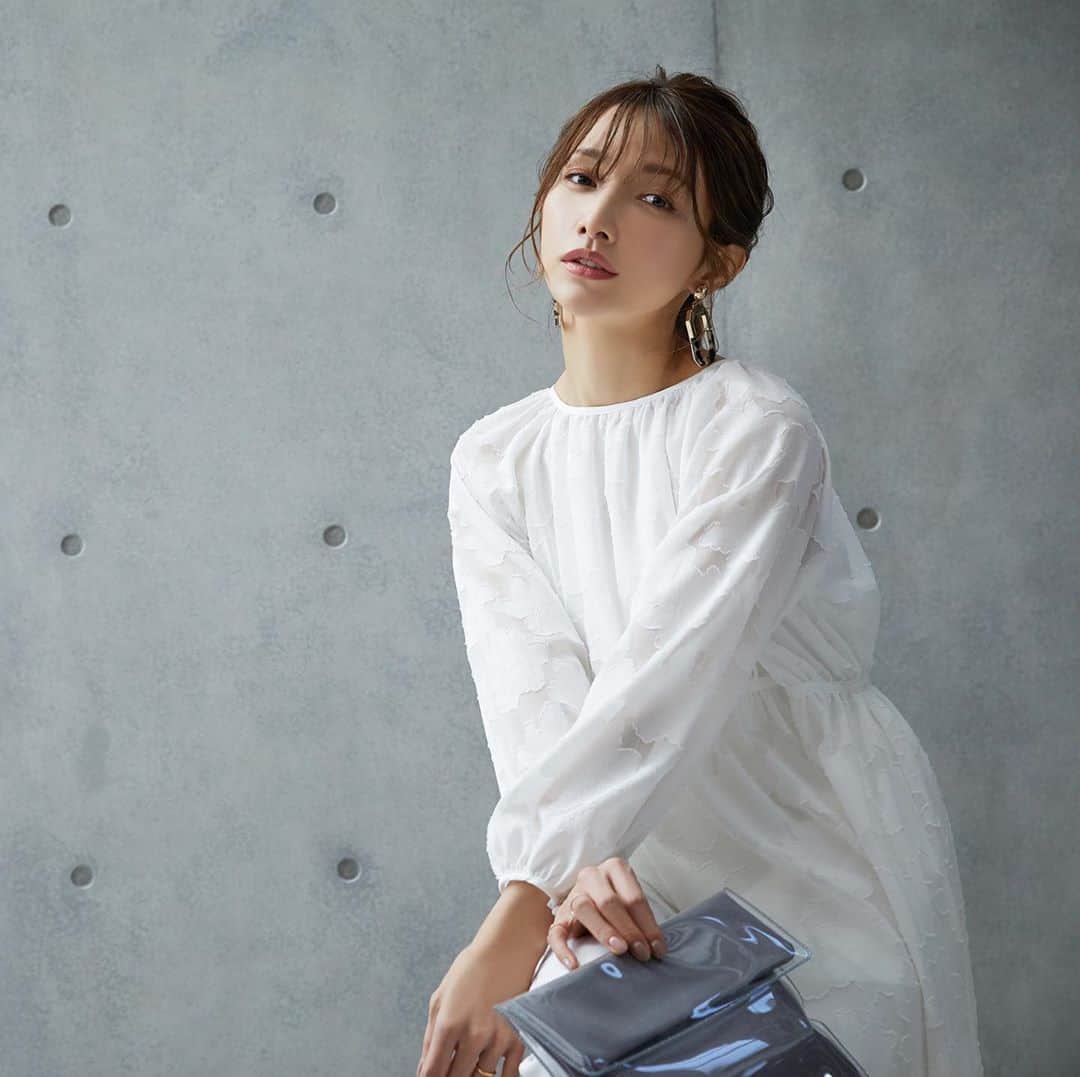 のインスタグラム：「【ジャガード素材の花柄がさりげなくて可愛い♡】 ☑︎シアー ジャガード フラワー チュニック ¥4,900+tax﻿ ﻿ ☑︎size M ☑︎color ホワイト・ブルーグリーン・ブラック (品番:yjc811-0194)﻿ ﻿ ………………………………………﻿ ﻿ 可愛くなりすぎず、カジュアルにも キレイめにも着られるので、大人カジュアルにも◎ 透け感がトレンド感満載✨ ﻿ ﻿ ………………………………………﻿ ﻿ 詳細ページは画像をタップでご覧頂けます🌷 プロフィールのURLからオフィシャルサイトでも ご購入可能です。﻿ ﻿ store→@joliechambre ＿＿＿＿＿＿＿＿＿＿＿＿＿＿＿＿＿＿ produced by @joint_space × @goto_maki923  #joliechambre #後藤真希 #真希コーデ #coordinate #ootd #springfashion #js_fashion #2020ss  #春服 #大人カジュアル #大人シンプル #大人コーデ #ファッション #コーディネート #code #コーデ #coordinate #outfit #カジュアルコーデ #カジュアルファッション #ママコーデ　 #透け感 #春夏コーデ #アパレル #大人可愛い #ファッションアイテム #ファッション部」