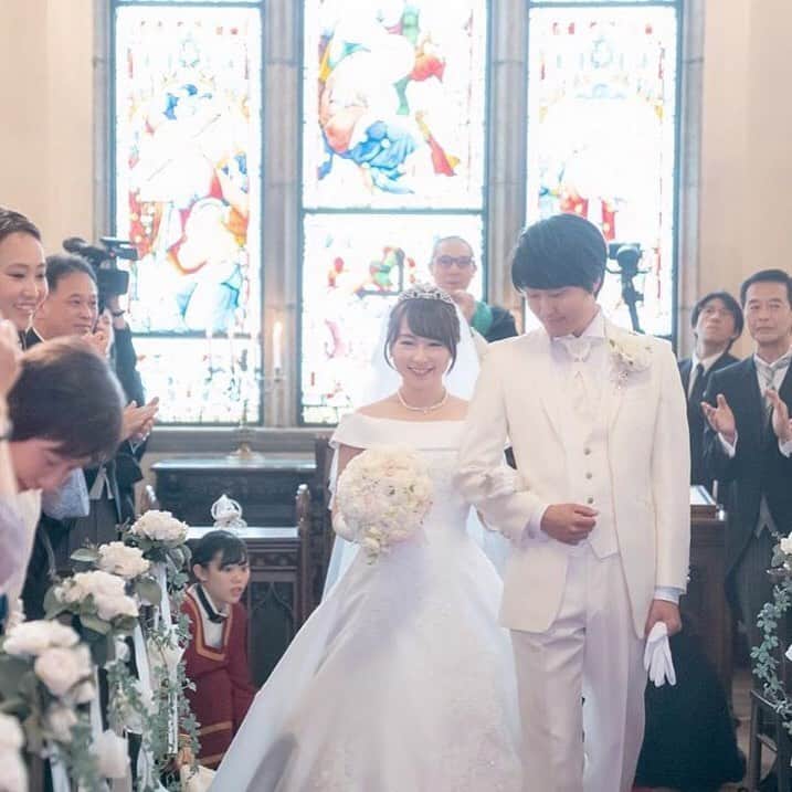 ホテルモントレウェディング【公式】 のインスタグラム：「♥ @montereyweddingをフォローして 『 #モントレ花嫁 』『 #ホテルモントレ』の タグをつけて投稿してくださいね＊*. . 💒👰ホテルモントレ大阪 @monterey_osaka #卒花嫁 @rihoribon さまより 素敵なお写真をリグラムさせていただきました！ . 上品なおふたりの雰囲気やお衣裳が クラシカルなチャペルにGood！✧* . ——————————. ◆ブライダルフェア予約はこちらをcheck＊* http://bit.ly/2pxsTqn ◆ホテルモントレ大阪の公式HPはこちら* https://www.monterey-wedding.jp/osaka/ ——————————. . #ホテルモントレ大阪 #モントレ大阪 #大阪 #osaka #モントレ #モントレ花婿 #プレ花嫁 #卒花 #weddingdress #プラコレ #ウエディングニュース #marryxoxo #wedding #dress #結婚式場 #日本中のプレ花嫁さんと繋がりたい #ブライダルフェア #結婚式 #パーティ #披露宴 #2020年春婚 #2020年夏婚 #2020年秋婚 #2020年冬婚 #ホテルウェディング」