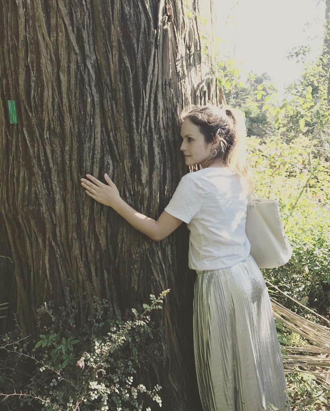 OLIVIAのインスタグラム：「When we truly love ourselves is when we will start healing the Earth. So let’s all wake up to the amazing-ness that we are!! The Earth needs us now. Happy Earth Day! 💚💚💚」