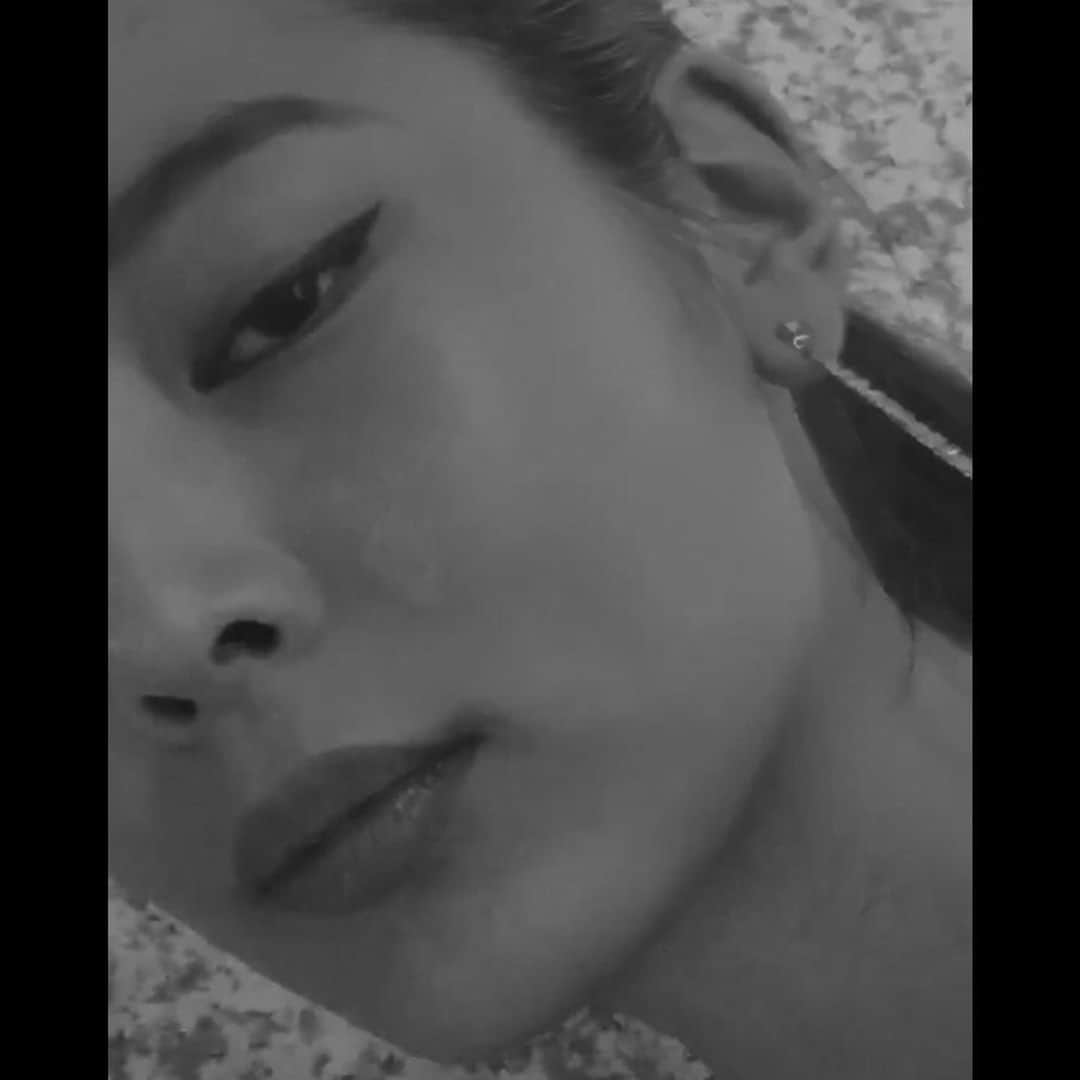 那須ミラノのインスタグラム：「. この自粛期間は全部の通知をオフにして できるだけSNSから離れるようにしてるけど、本当に解放的。。 普段どれだけ情報に溢れていてSNSに縛られてるかがわかる #stayhome#quarantine」