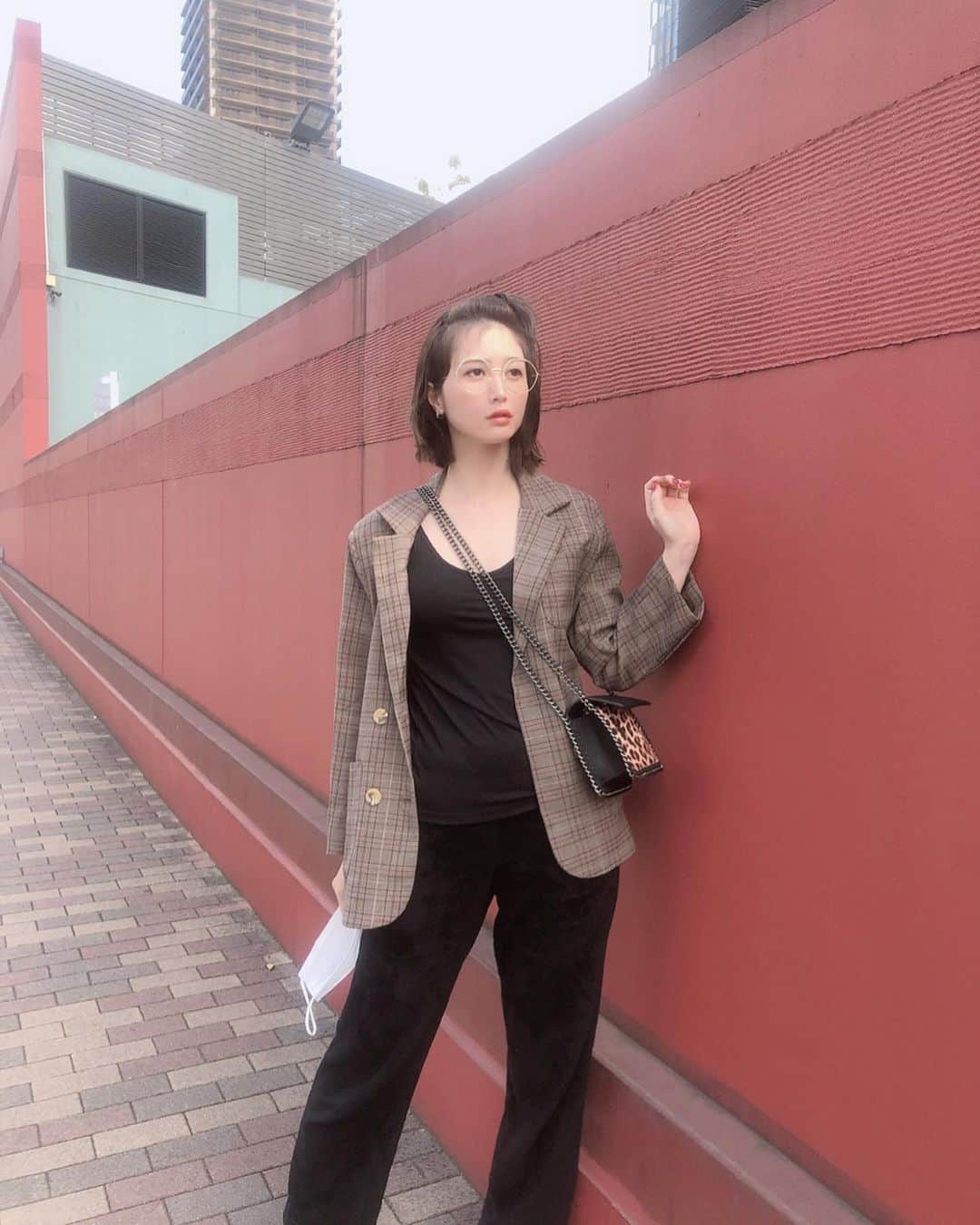 はりーさんのインスタグラム写真 - (はりーInstagram)「ちょっとお家から出るときも部屋着とミックスして洋服を楽しんでる🎮✨ 下は部屋着のスウェットだから暖かいんだあ〜❤️ すっぴんにちょんまげというなんともダレ着なファッションだけど上だけブラトップとのチェックジャケット羽織れば気取ってる感じのコーデになる！ふふふ そろそろコートからジャケットの季節になってきて嬉しいなあ😆 はやくジャケット着て買い物とか散歩とかしたいなあ🐶✨ 今日はハムスター連れて動物病院に通院だったのでその帰りに撮ったよん✨ #1日1りら #りらこで #りらootd」4月23日 16時50分 - kirarin_harry_official
