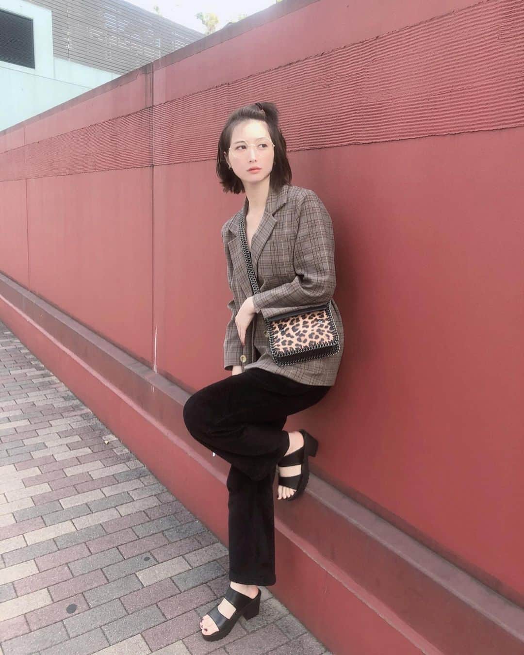 はりーさんのインスタグラム写真 - (はりーInstagram)「ちょっとお家から出るときも部屋着とミックスして洋服を楽しんでる🎮✨ 下は部屋着のスウェットだから暖かいんだあ〜❤️ すっぴんにちょんまげというなんともダレ着なファッションだけど上だけブラトップとのチェックジャケット羽織れば気取ってる感じのコーデになる！ふふふ そろそろコートからジャケットの季節になってきて嬉しいなあ😆 はやくジャケット着て買い物とか散歩とかしたいなあ🐶✨ 今日はハムスター連れて動物病院に通院だったのでその帰りに撮ったよん✨ #1日1りら #りらこで #りらootd」4月23日 16時50分 - kirarin_harry_official