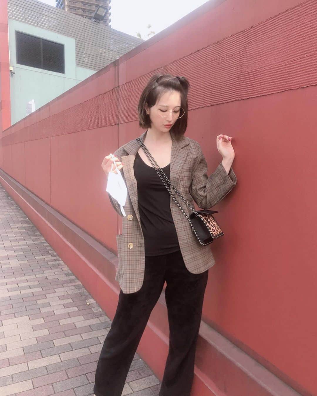 はりーさんのインスタグラム写真 - (はりーInstagram)「ちょっとお家から出るときも部屋着とミックスして洋服を楽しんでる🎮✨ 下は部屋着のスウェットだから暖かいんだあ〜❤️ すっぴんにちょんまげというなんともダレ着なファッションだけど上だけブラトップとのチェックジャケット羽織れば気取ってる感じのコーデになる！ふふふ そろそろコートからジャケットの季節になってきて嬉しいなあ😆 はやくジャケット着て買い物とか散歩とかしたいなあ🐶✨ 今日はハムスター連れて動物病院に通院だったのでその帰りに撮ったよん✨ #1日1りら #りらこで #りらootd」4月23日 16時50分 - kirarin_harry_official