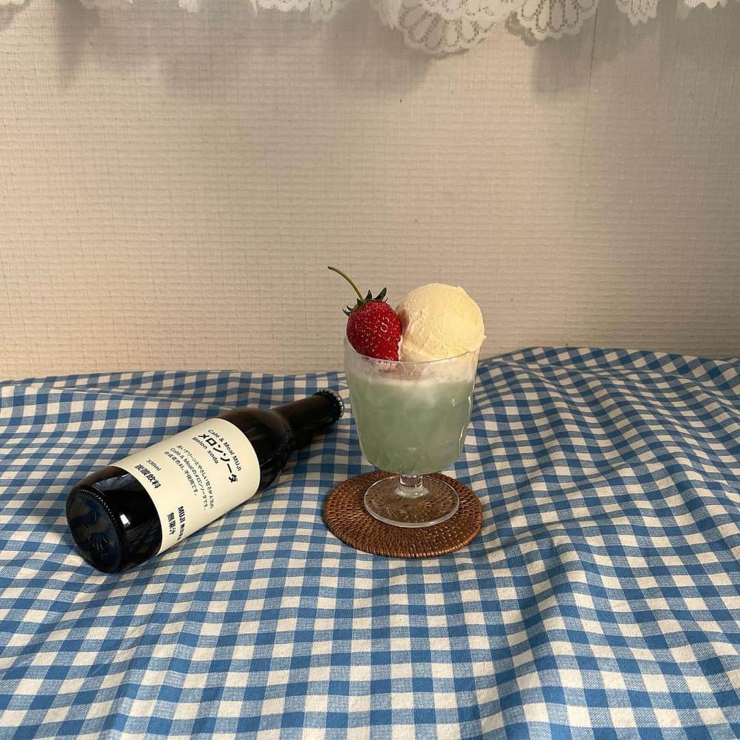 ハルハルさんのインスタグラム写真 - (ハルハルInstagram)「今、無印良品のメロンソーダがアツい🍈﻿ ﻿ あんにょん。﻿ ハルハル編集部のみみちゃんです🐰﻿ ﻿ 今年3月に発売開始してSNSでも話題になっている﻿ #無印良品 の#メロンソーダ をご存知ですか？﻿ ﻿ もともとはcaféMeal MUGIで提供していたものを商品化し、﻿ おうちでも可愛いメロンソーダが作れることで話題に𓍯 *･﻿ ﻿ なんといっても、この#翡翠色 が上品ですよね࿐⋆꙳﻿ ﻿ ハルハルもアイスやいちごの乗せて﻿ クリームソーダをつくってみました🍈🍓🍨﻿ ﻿ ﻿ ﻿ メロンソーダは無印良品のオンラインストアからも購入可能◎﻿ 在庫がある店舗チェックもできるようです。﻿※2020年3月時点 ﻿ 🔍無印良品 オンラインストア﻿ で検索してみてくださいね。﻿ ﻿ ﻿ この投稿がいいな…♡と思ったら飛行機マークから﻿ ぜひぜひシェアして宣伝してください*⋆✈︎﻿ ﻿ 質問やメッセージはコメントからよろしくお願いします⸜❤︎⸝﻿ ﻿ ﻿ ﻿ -----------------﻿ ﻿ #ハルスタ や #ハルハル をタグ付けしていただくと、﻿ ハルハルの記事やInstagramに投稿させていただく場合がございます﻿ ‌﻿ #하루스타 #하루하루 를 태그 하시면﻿ 하루하루의 기사와 인스타그램에서 사용할 가능성이 있습니다﻿ ‌﻿ -----------------﻿ ﻿ ﻿ #無印#無印メロンソーダ#無印クリームソーダ#ムジラー#クリームソーダ部#手作りクリームソーダ#オリジナルクリームソーダ#おうちカフェ#멜론소다#크림소다#카페투어#홈카페영상#홈카페그램#홈카페레시피#홈카페놀이#홈카페#무인양품」4月23日 17時00分 - haruharu_furyu