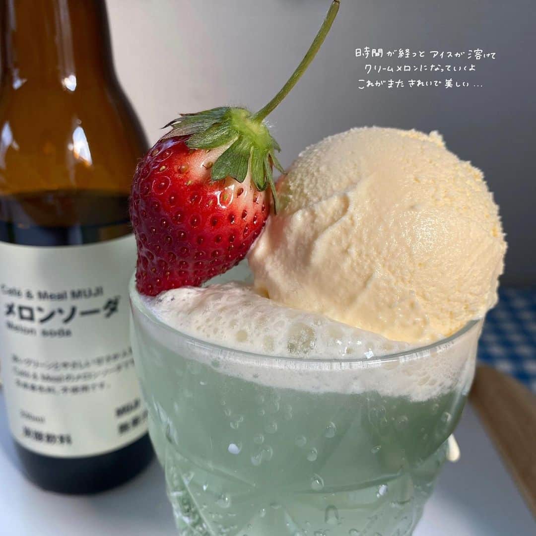 ハルハルさんのインスタグラム写真 - (ハルハルInstagram)「今、無印良品のメロンソーダがアツい🍈﻿ ﻿ あんにょん。﻿ ハルハル編集部のみみちゃんです🐰﻿ ﻿ 今年3月に発売開始してSNSでも話題になっている﻿ #無印良品 の#メロンソーダ をご存知ですか？﻿ ﻿ もともとはcaféMeal MUGIで提供していたものを商品化し、﻿ おうちでも可愛いメロンソーダが作れることで話題に𓍯 *･﻿ ﻿ なんといっても、この#翡翠色 が上品ですよね࿐⋆꙳﻿ ﻿ ハルハルもアイスやいちごの乗せて﻿ クリームソーダをつくってみました🍈🍓🍨﻿ ﻿ ﻿ ﻿ メロンソーダは無印良品のオンラインストアからも購入可能◎﻿ 在庫がある店舗チェックもできるようです。﻿※2020年3月時点 ﻿ 🔍無印良品 オンラインストア﻿ で検索してみてくださいね。﻿ ﻿ ﻿ この投稿がいいな…♡と思ったら飛行機マークから﻿ ぜひぜひシェアして宣伝してください*⋆✈︎﻿ ﻿ 質問やメッセージはコメントからよろしくお願いします⸜❤︎⸝﻿ ﻿ ﻿ ﻿ -----------------﻿ ﻿ #ハルスタ や #ハルハル をタグ付けしていただくと、﻿ ハルハルの記事やInstagramに投稿させていただく場合がございます﻿ ‌﻿ #하루스타 #하루하루 를 태그 하시면﻿ 하루하루의 기사와 인스타그램에서 사용할 가능성이 있습니다﻿ ‌﻿ -----------------﻿ ﻿ ﻿ #無印#無印メロンソーダ#無印クリームソーダ#ムジラー#クリームソーダ部#手作りクリームソーダ#オリジナルクリームソーダ#おうちカフェ#멜론소다#크림소다#카페투어#홈카페영상#홈카페그램#홈카페레시피#홈카페놀이#홈카페#무인양품」4月23日 17時00分 - haruharu_furyu