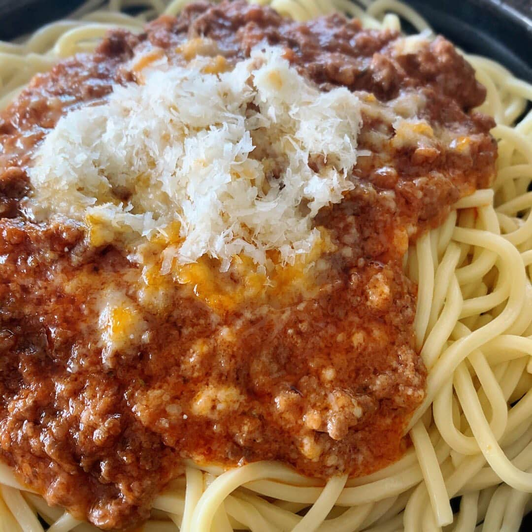 佐々木希さんのインスタグラム写真 - (佐々木希Instagram)「本日のランチ サローネトウキョウのミートソースパスタ🍝 電話でお取り寄せしてみました。 ここのお店のカラヒグ麺が本当に大好きです。 もっちもち。 前にいつもの人々（仲良しメンバー）とも食べたんだけど、みんな感動してたなぁ。 ご馳走様でした。  #SALONETOKYO」4月23日 16時57分 - nozomisasaki_official