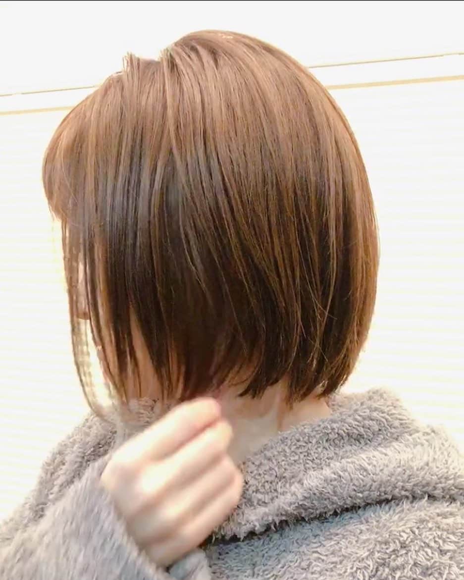 田中涼子のインスタグラム：「子どもがいたら起きてすぐ髪結べる方がラクか、毎日のシャンプー後がラクかでもう永遠悩んでる、、 先月切ったときにとってもいい量感にしてもらえたので次もこうしてもらおうと撮ってたんだけど  今は美容室も行けなくなったので また伸ばそうかねぇ〜(*´-`) #ショートヘア#ショートボブ#ボブヘア」