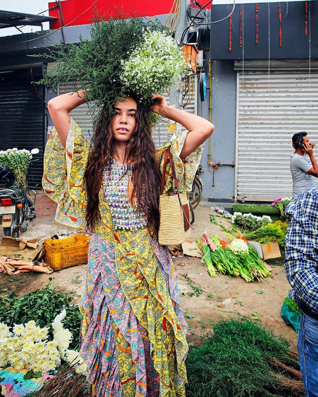 Loeweさんのインスタグラム写真 - (LoeweInstagram)「“I wanted to connect all the colours to a place where they are revered,” says 19-year-old American photographer @GraySorrenti who went to India last year to shoot the Paula's Ibiza 2020 campaign.  The collection designed by @Jonathan.Anderson is a visual feast, capturing the spirit of the Balearics and a moment in time that saw the hedonism of these islands expand to influence subcultures across the world. Iconic archive patterns by Paula's founders Armin Heinemann and Stuart Rudnick feature throughout.  LOEWE will be donating 40 euros for every product sold in the Paula’s Ibiza fashion collection to educational projects for children affected by COVID-19 between April and August 2020 in LOEWE stores and on loewe.com.  See the full collection on loewe.com  Photography / film direction @GraySorrenti Campaign Direction @Jonathan.Anderson and @MMparisdotcom  #LOEWE #LOEWEPaulas  A special thank you to the incredible talent who took part in this project.  Ajay Kumar, Alisha Solanki, Brandon Hartley, Charlie Cherian, Deepak Rawat, Erin Eliopulos, Faraz Nabi, Fisher Smith, Harman Singh, Indu, Jai Khangval, Kapish Sirohi, Kunal Gera, Mujahid Habib, Preeti Kumari, Princy Cherian, Shubham Tyagi, Tamanna Sirohi, Tushar S., Vipul Jain.」4月23日 17時05分 - loewe