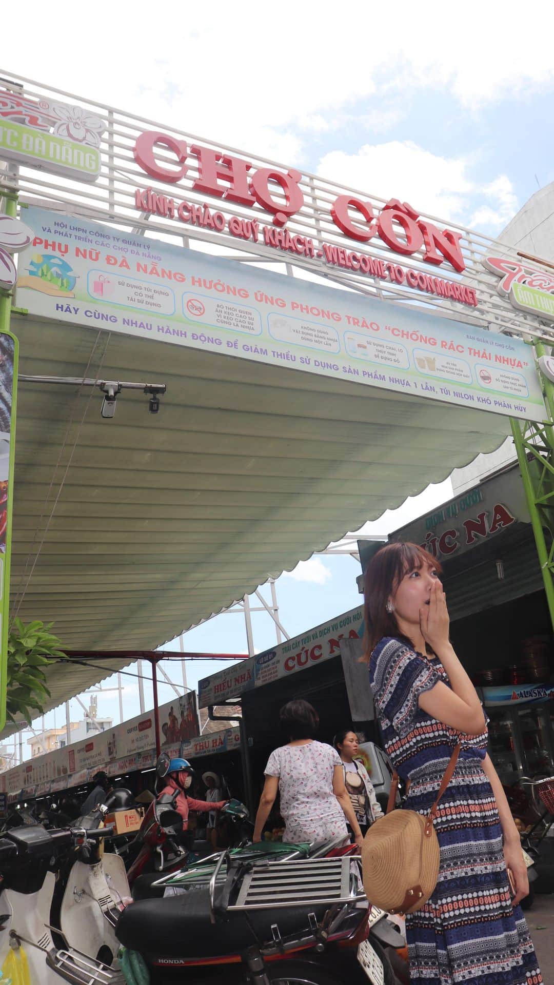 辻詩音のインスタグラム：「[おうちでエア旅行 12] ベトナムのコン市場レポ。ずっと鳴り続けてるバイクのクラクションとか、動画だからこそ伝えられるベトナムの魅力がたくさん✈️ #vietnam #ベトナム #コン市場 #chócon #chocon #辻詩音 #vietnamtravel」