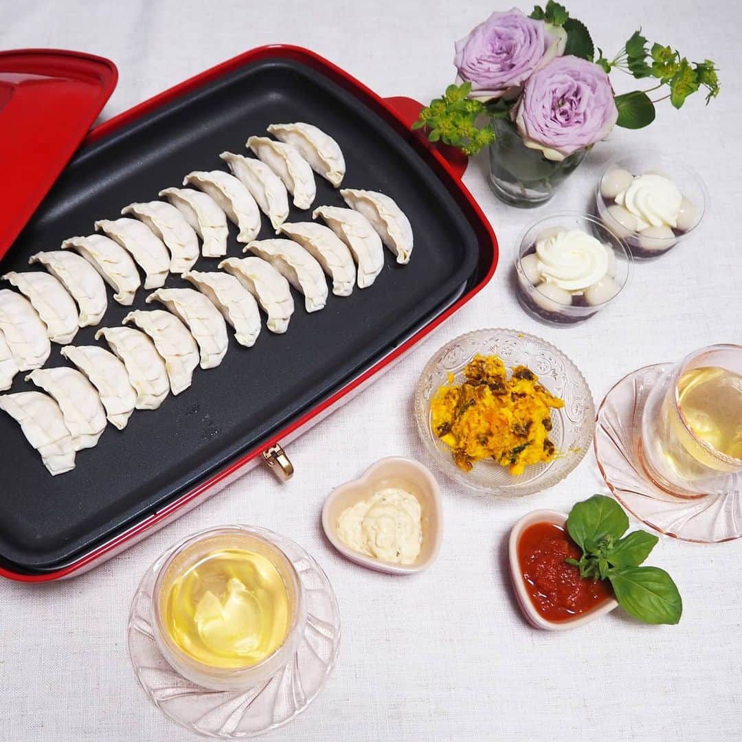 Kuboi Ayumiさんのインスタグラム写真 - (Kuboi AyumiInstagram)「みんなでおうちで野菜たっぷりの餃子パーティー！﻿ 手作りのつけだれを作って、楽しんでみました。﻿ ﻿ ・トマトバジル﻿ ・ねぎごま醤油﻿ ・お酢＆ブラックペッパー﻿ ・タルタルソース﻿ ﻿ ﻿ 新型コロナの影響で、毎日家族でおうちごはん。﻿ 外食もできないので、飽きないようにバリエーション豊かな食卓に目指しています。﻿ ﻿ といっても、２歳と６歳の娘たちとべったり生活なので﻿ 毎食手のこんだごはんを作ってあげることが難しく…。﻿ ﻿ こんな時は冷凍食品に頼っちゃおう！﻿ ﻿ 私が愛用している『シュガーレディ』が創業50周年！﻿ そのシュガーレディが4月から『SL Creations(@slcreations_official)』に社名変更したんです。﻿ ﻿ SL Creationsの冷凍食品をいつもストックしているので﻿ レンジでチンしたり、湯せんで温めるだけなどの簡単調理で食べられるものが揃っています。﻿ 化学的合成添加物不使用のお惣菜や調味料ばかりなので、安心して食べられますよ。﻿ ﻿ ﻿ ちなみに、先日の餃子パーティーもSL Creationsの冷凍食品に助けてもらいました。﻿ ﻿ ・あじわい煎茶﻿ ・7種類野菜生餃子﻿ ・クリーム白玉ぜんざい﻿ ・かぼちゃサラダ﻿ ﻿ スーパーなどに買い物に行く回数も減らしたいので、いろいろな食品をうまく使っていきたいですよね。﻿ ﻿ ﻿ ﻿ ﻿ #料理好きな人と繋がりたい  #キッチンスター ﻿#おうちごはん #おうちカフェ #簡単レシピ #今日はおうちで何をしよう　 #SLCreations #エスエルクリエーションズ　#安心安全 #無添加 #食品宅配 #PR #ストックおかず」4月23日 17時26分 - himekagami