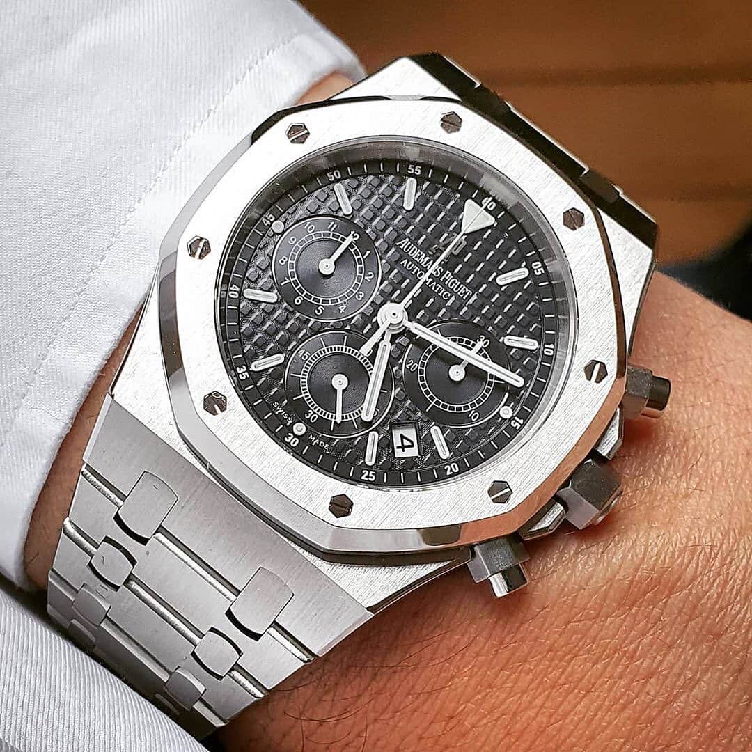 Daily Watchさんのインスタグラム写真 - (Daily WatchInstagram)「The 39mm Audemars Piguet Royal Oak Chronograph Ref 26300ST. Such a stunner! 🔥 Wristshot by @dualtime_official」4月23日 17時28分 - dailywatch