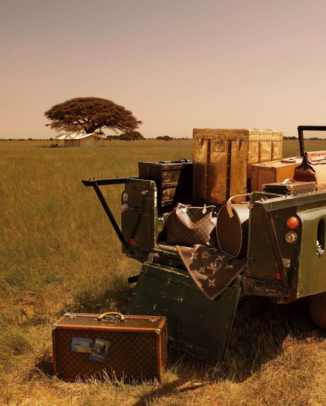 ルイ・ヴィトンさんのインスタグラム写真 - (ルイ・ヴィトンInstagram)「Packed for the open road. Both traditional trunks and modern Monogram bags found a place on Carter Smith's safari in his 2010 #SpiritofTravel photographs for #LouisVuitton.」4月23日 17時32分 - louisvuitton