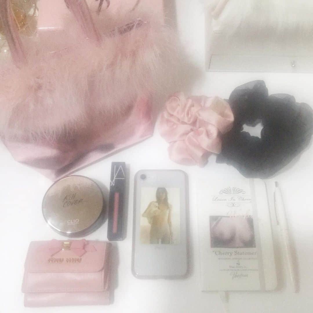 胡桃兎愛のインスタグラム：「in my bag 👛❤︎ 質問が多かったので鞄の中身を、、 私は基本的には重い荷物を持つのが苦手なので、必要最低限だけの物にしてあまり大きい鞄は持たないです これくらいの小さめのサイズの鞄１つかプラスでお財布とリップが入るくらいのポシェットみたいなのを持つくらいです◎ 荷物持ちたくないって時はポシェットの中にリップとお財布だけ入れて、ポケットにファンデーションを入れてる事もある、、 (遠征の時やレッスンの時は大きい鞄を使う！！) 中は大体ミラー付きのファンデーション、リップ、お財布、iPhone、ボールペン、シュシュ(付けてるのに持ってる事もある、笑)は大体持っていることが多いです。 あと行く場所にもよるけどノートは鞄に余裕がある時は必ず持ってるかなぁ、、 あとは飲み物がないとダメな人間なので、小さめのペットボトルは必ずといっていいほど持ってます！ あとはたまに香水を持ち運ぶかなぁ、、くらいです！」