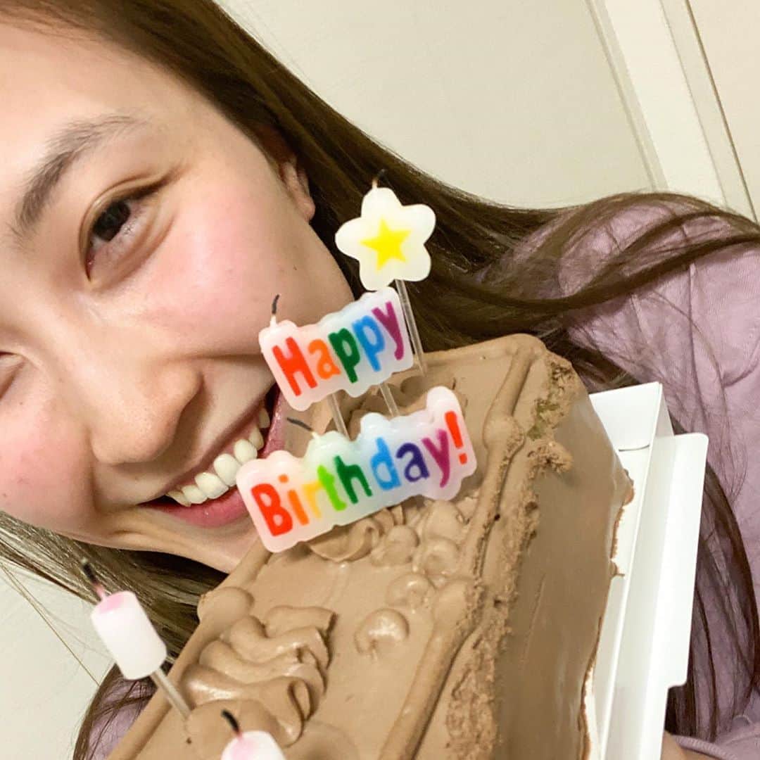 平川はる香のインスタグラム：「. 遅ればせながら21日に誕生日を迎えまして、元気に1つ歳を取った所存です🙆🏻‍♀️ お祝いのメッセージ下さったり、世の中大変な時に気にかけて下さってありがとうございます🙏🏻 . 個人的には、初舞台以来ずっと、有難いことに誕生日は稽古場か舞台の上にいたので、お家で誕生日だったのは高校生ぶりでした。 のんびり楽しい誕生日でした☺︎ . 近場で唯一、ケーキを売っていたtopsまで歩いて買いに行きました🎂 まだケーキ余ってます。笑笑 . . 今年も良い歳にしたいと思います😌 . . . #tops」