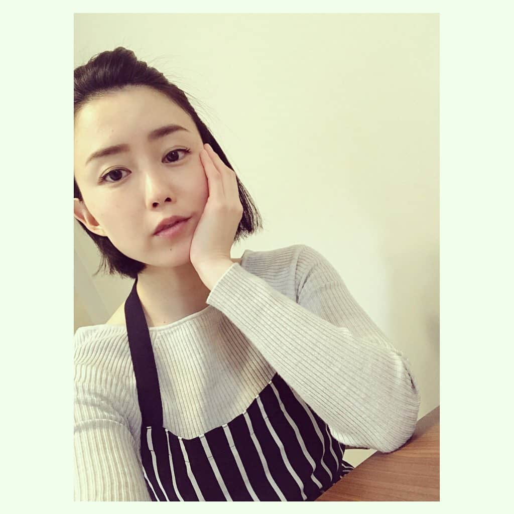 原田佳奈さんのインスタグラム写真 - (原田佳奈Instagram)「・ ・  何年後かに、今のコロナな日々をどういう想いで振り返るんだろう。  少しでも気分が上がるように花を欠かさないように、美味しいものを作って食べるように、千鳥の『相席食堂』を見てひと笑いするように、しています。  #stayhome #千鳥 #相席食堂 #amazonprime」4月23日 17時33分 - kanaharada1211