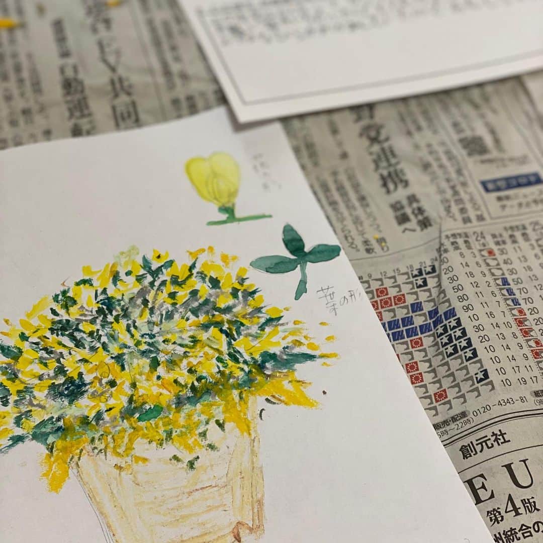 荻原和歌のインスタグラム：「全く進まない子どもの宿題。「やってみせ」「ほめてやらねば」とはよく言ったもので、「やったら？」なんて100回言うよりも自分で楽しそうにやってみせた方が100倍早く取りかかる。おお、子育てよ…（白目）  #子どものいる暮らし  #子育て #おこもり」