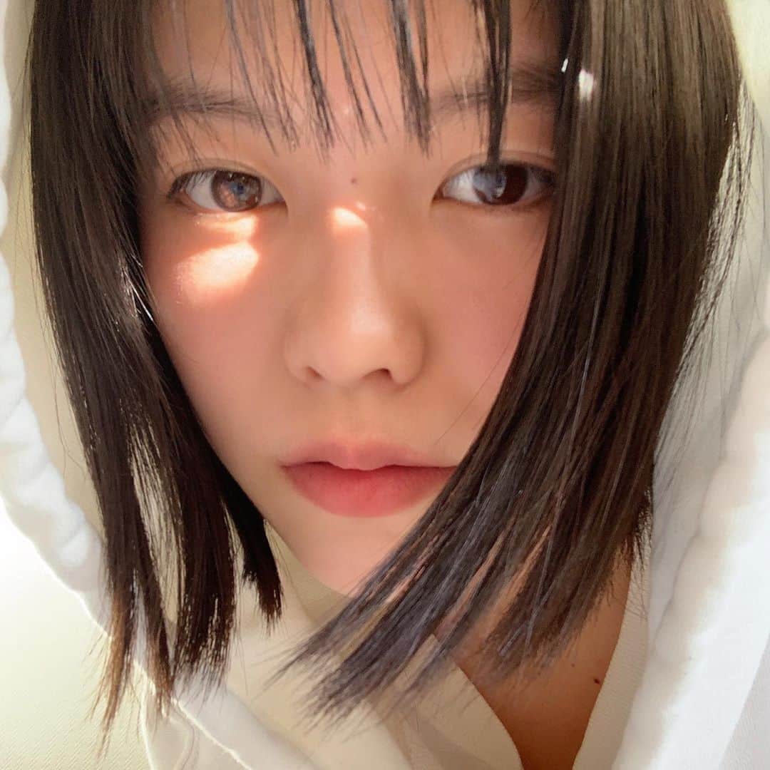 志田彩良のインスタグラム：「明日、24日(金)の21時頃から 初めてのインスタライブをします。 自粛中でおうちにいる方も多いと思うので 少しでも皆さんとおうち時間を共有できたら嬉しいです！ 是非覗きに来てください🙄🌿💕💕」