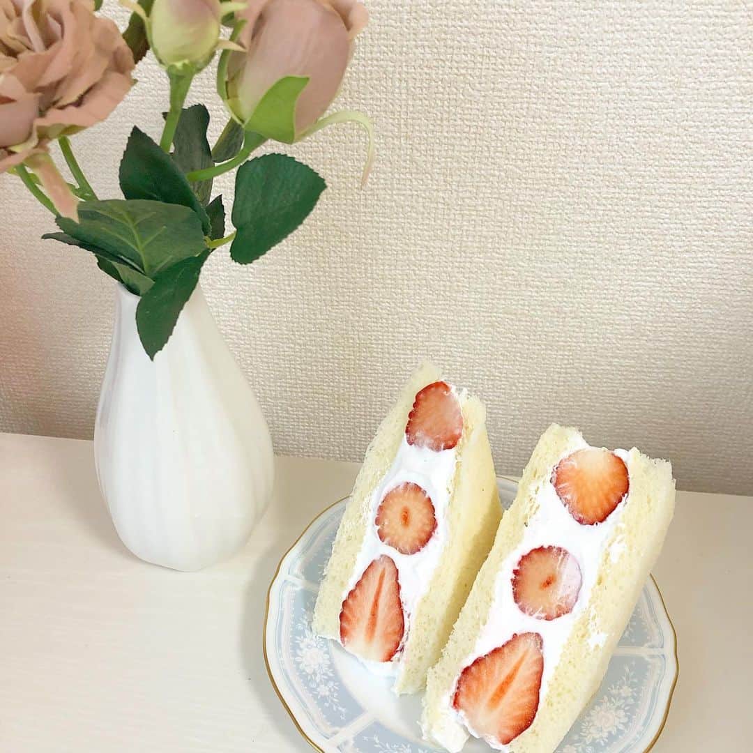 本田依里佳のインスタグラム：「断面をお花にするフルーツサンドも流行ってますよね！いつかチャレンジしたいです💪」