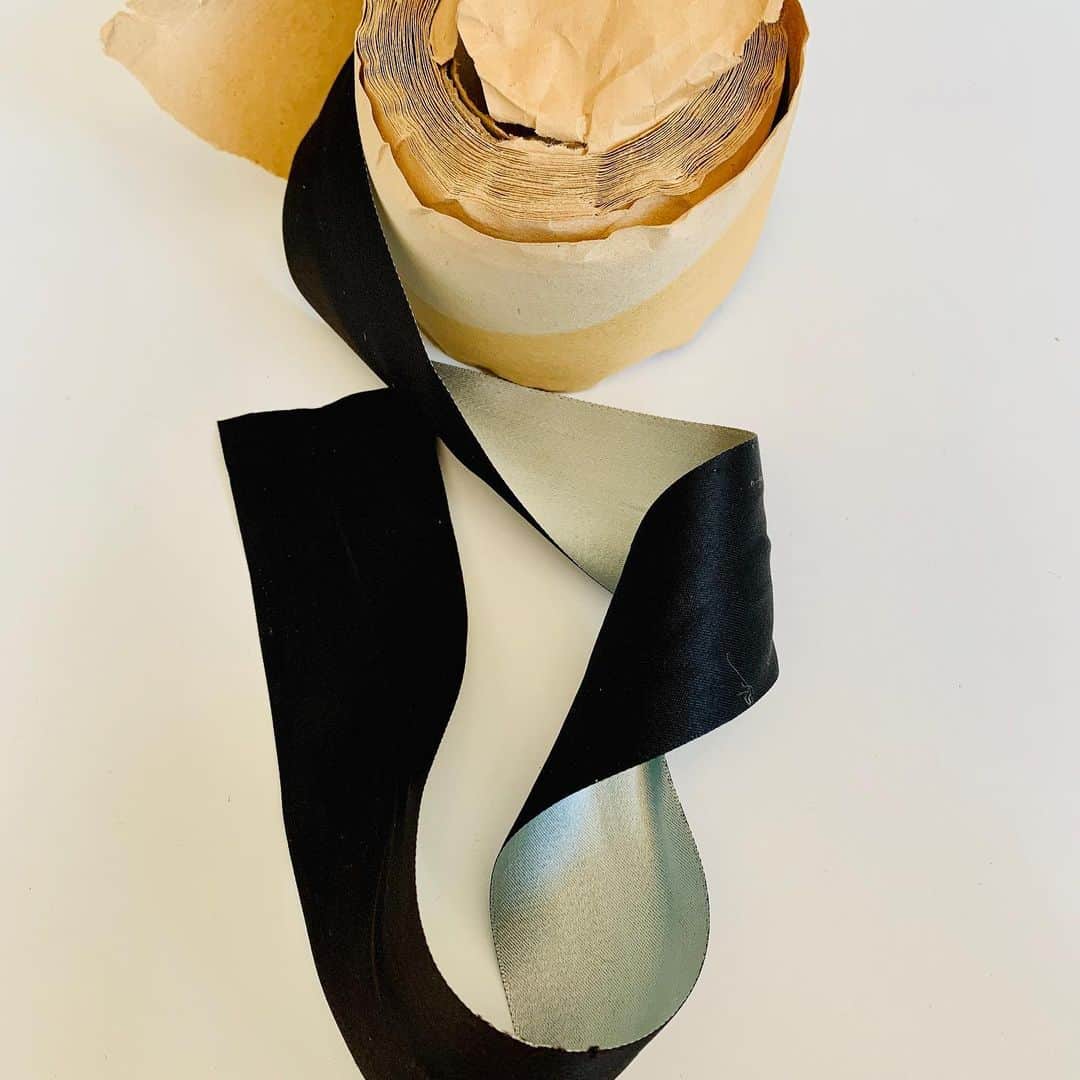 ジェニーパッカムさんのインスタグラム写真 - (ジェニーパッカムInstagram)「Beautiful vintage ribbons I found in my studio- twirling and folding - waiting to inspire a new design. X JP #vintage #ribbons #stayhome」4月23日 17時53分 - jennypackham