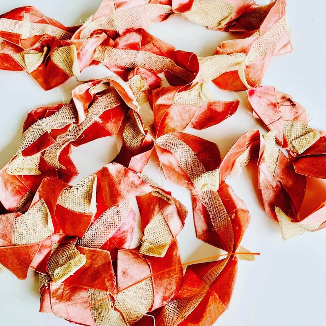 ジェニーパッカムさんのインスタグラム写真 - (ジェニーパッカムInstagram)「Beautiful vintage ribbons I found in my studio- twirling and folding - waiting to inspire a new design. X JP #vintage #ribbons #stayhome」4月23日 17時53分 - jennypackham