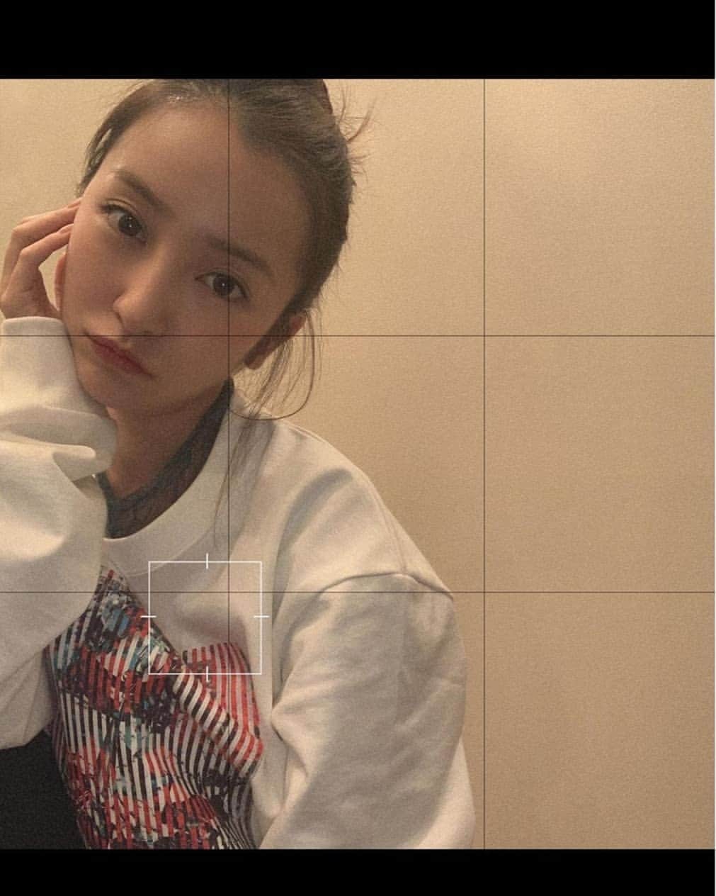 板野友美 ファンアカウントのインスタグラム：「Stay at home 🥺 @peaceandafter  @kosukekawamura  #itano #tomomi #itanotomomi #tomochin #itanotomomifansina #teamtomo #tomochin #artist #model #singing #jepang」