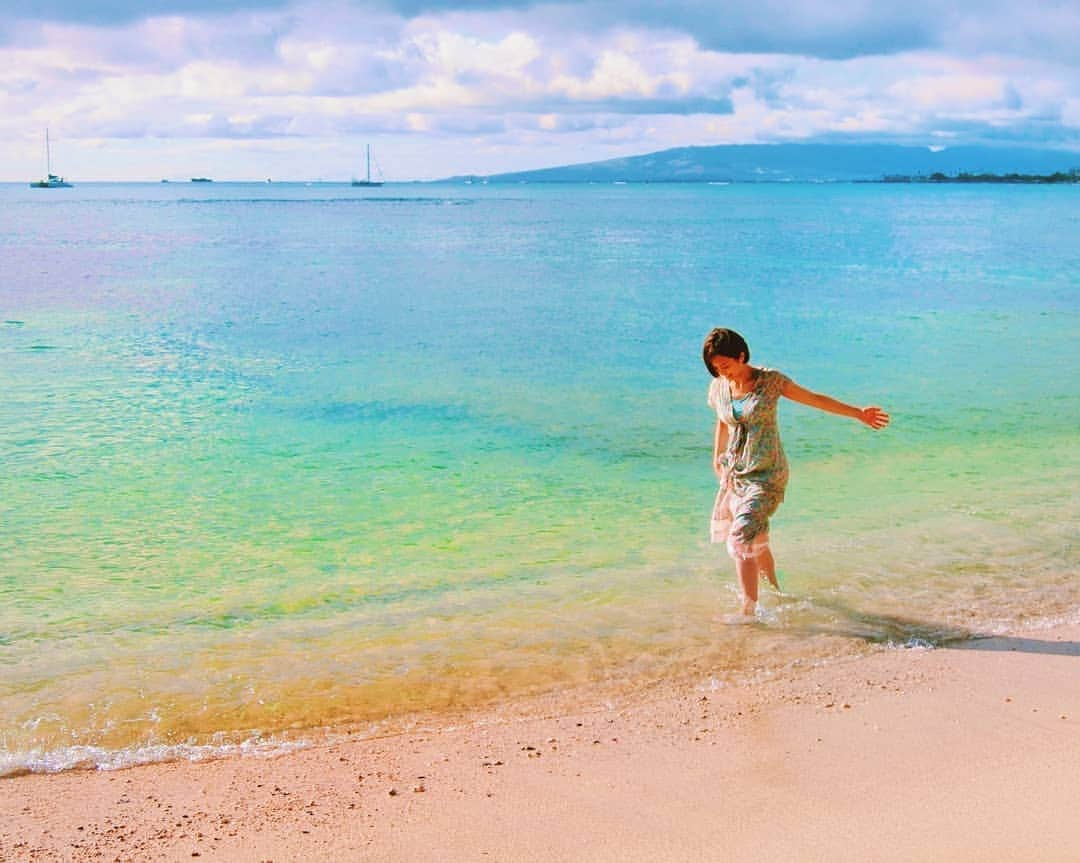 天霧真世のインスタグラム：「· Queen's beach🌊 · ☺👣🌴🌺 · · 🔍2685 Kalakaua Ave, Honolulu, HI 96815 · · #laterpost #hawaii#oahu#waikiki #queensbeach#🌊#👣 · 🌈@mayomayo.com_ 💎@mayosacise.official ✏@mayo_paint · ·」