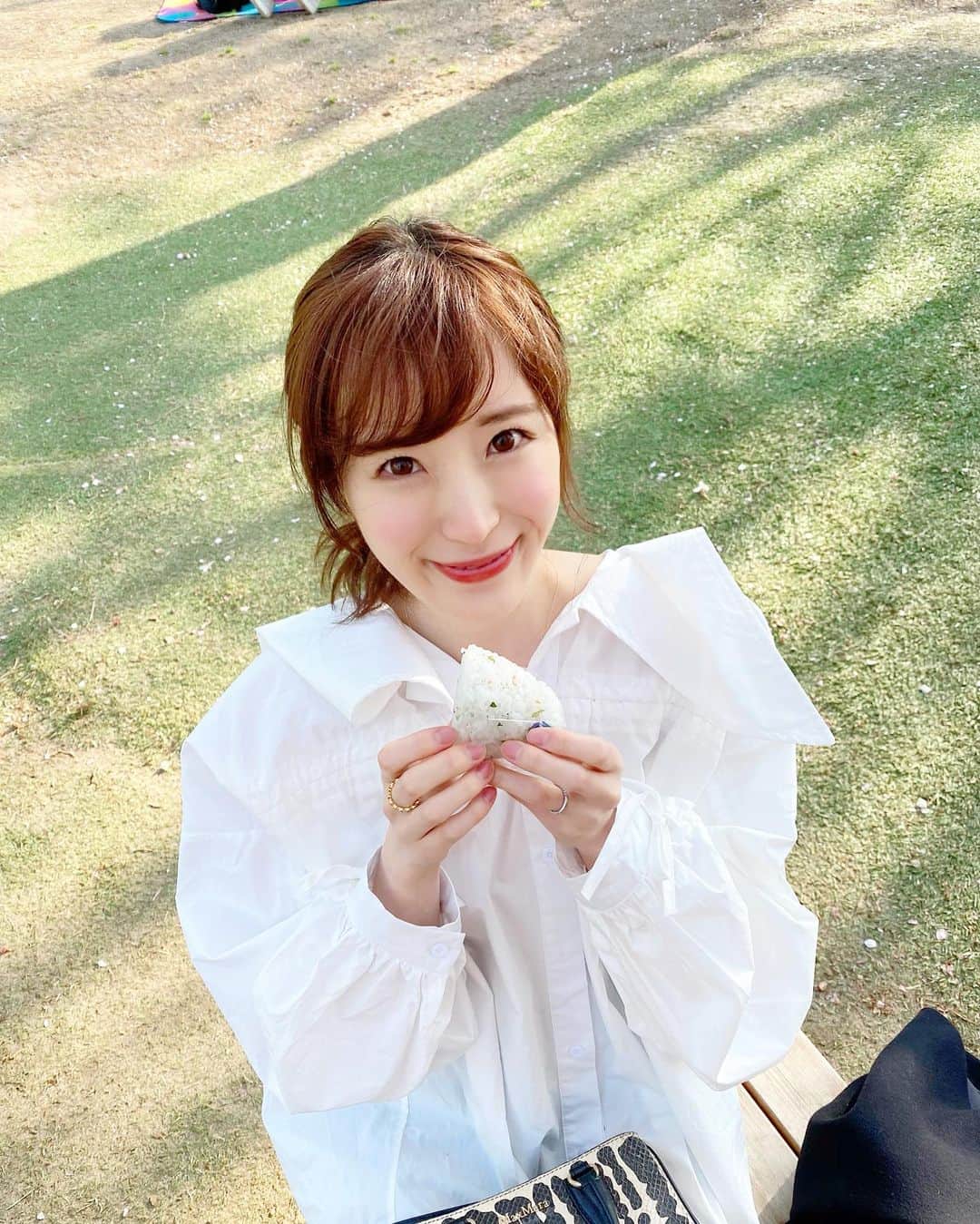小林真由のインスタグラム：「⋆﻿ ⋆﻿ 今日はおもーい腰を上げて﻿ 書類整理しました🤓﻿ 子供のみゃーーおっていう猫の鳴き真似をBGMに😸笑﻿ ﻿ ﻿ パープルのカラーストーンが可愛い﻿ STELLAR HOLLYWOODの指輪💜﻿ この間スーパーにもつけていっちゃった。笑﻿ 可愛いアクセはテンションを上げてくれます😌﻿💍 ﻿tops: @ys_stella_shop  ring: @stellarhollywood (写真は以前の風が強かった日🍔)﻿ ﻿ ﻿ #ステラハリウッド #指輪 #ファッション #コーデ #ママコーデ #ママライフ #コーディネート #女の子ママ#stellarhollywood #ring #coordinate #fashion」