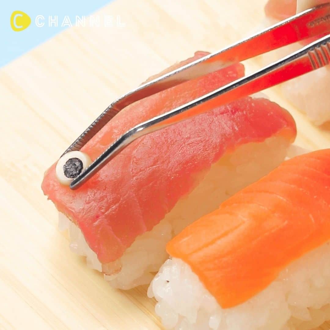 のインスタグラム：「【超簡単🍣】鯉のぼり寿司🎏 . Follow ME!! @cchannel_food Please check this account @cchannel_girls and C CHANNEL app! . ■材料 ・酢飯…適量 ・寿司種 切り身で各種…適量 ・マグロ ・サーモン ・イカ ・寿司用エビ ・寿司用卵焼き ・鯛 ・とびこ ・海苔…適量 ・スライスチーズ…1枚 . . ■手順 1. 製氷器にラップを敷き、寿司種を入れる。 2. 上から酢飯をのせ、ラップを被せて詰める。 3. 被せたラップを剥がし、皿や板の上で反転させ、つめた寿司を出す。 4. スライスチーズと海苔を付けたら完成です。 . . 企画制作:白井ありさ https://www.instagram.com/arigohan/ https://www.cchan.tv/clipper/arigohan/ . . #レシピ動画#お寿司#お寿司大好き#手巻き寿司#ホームパーティー#おうちごはん#おうちごはん部#和食#お刺身#日本食#パーティー料理#今週もいただきます#いただきます#料理大好き#和食レシピ#ごはん記録#今日のごはん#家庭料理#手作りごはん#献立#鯉のぼり#こいのぼり#こどもの日#こどもの日ごはん#豊かな食卓#ごはん記録#おうちカフェ#フーディーテーブル#cchanレシピ」