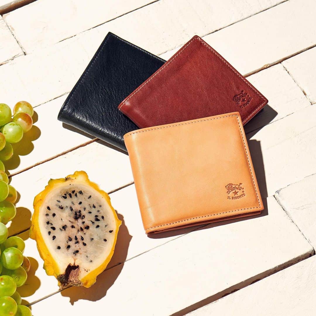 イルビゾンテのインスタグラム：「It's the little things that make all the difference! ☆  #ilbisonte #accessories #leathergoods #menfashion」