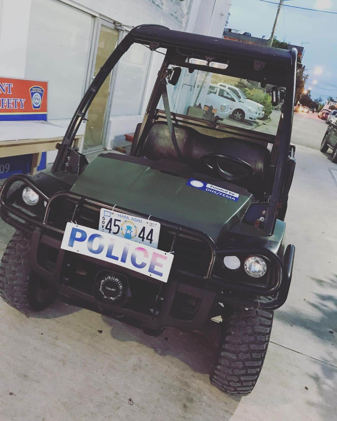 市川まさみさんのインスタグラム写真 - (市川まさみInstagram)「cool.  #policecar #saipan」4月23日 18時10分 - ichii710