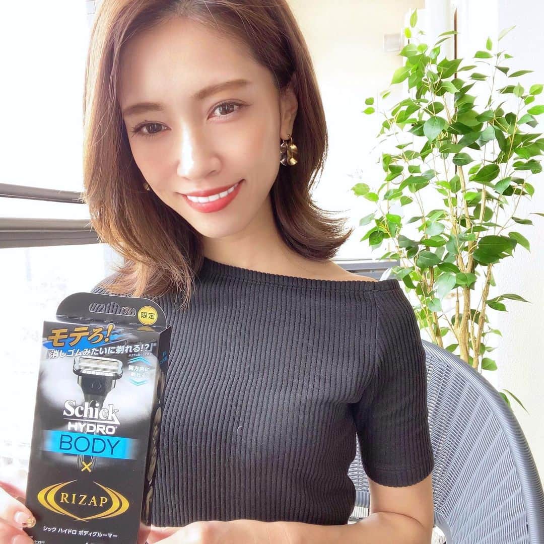 のインスタグラム：「*﻿ 最近#メンズ美容 流行ってますよね🧖﻿ 顔はもちろんボディのケアもとっても大事！﻿ ﻿ 私が持っているのは、あのカッコいいボディを作り出してくれる✨RIZAP×schickで共同開発されたボディグルーマー🪒 @schickjapan_official ﻿ ﻿ 両方向に剃れる5枚刃で、顔と違って見えづらかったり、処理しづらかったりするであろうボディのケアも、簡単に出来ちゃうそう🙌﻿ ﻿ ライザップとコラボと聞くと、よりステキな身体を目指せそうな気がしてきますよね😊﻿ ﻿ 女性もきちんとケアされている男性を見ると、清潔感があって好印象👏ご家族や彼がそう思ってもらえるのも嬉しいですよね！プレゼントにもぜひぜひオススメです🙆‍♀️﻿ ﻿ 夏に向けて肌を露出する事が増えると思うので、男性の皆さんもケアしてみて下さい💪﻿ ﻿ ﻿ #Schick#シック#シックのある暮らし#ボディグルーマー#ボディケア#おうち時間#PR﻿ #RIZAP#ライザップ#コラボ商品#beauty#bodycare#美容」
