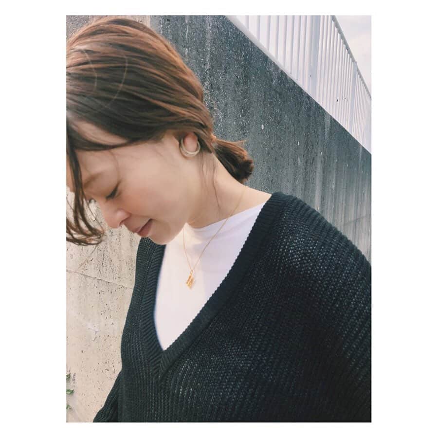 野尻美穂のインスタグラム：「毎日同じ事の繰り返しですが、その間にも洋服の進行は締め切りに追われてるので、自分の感覚が狂わない様にとネットからのアイディアインプット。でもそれだけだと頭がパンクする〜🤯💻 貴重な息抜き時間は本当に至福☺️💛 みんな頑張ろう💪🏻 #私は洋服が好き #買い出しスタイル #スニーカーコーデ」