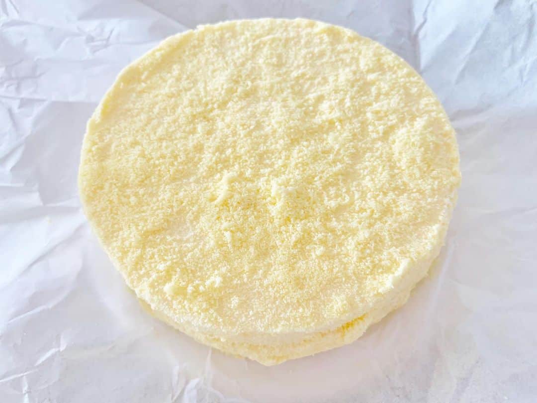 八木沙季のインスタグラム：「🧀🧀 . 大好きなルタオのチーズケーキ取り寄せた🥺💓💓 2個も…🥺✌️ なんでこれこんなおいしいんや… ちょっとずつ味わって食べます😌✨ .」