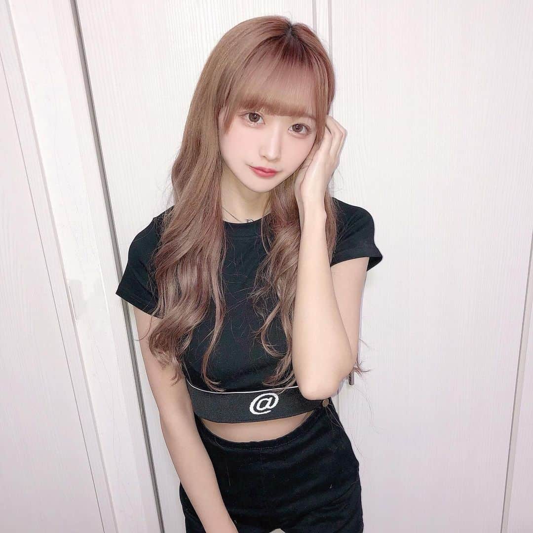 のインスタグラム：「友達とtiktok撮った時の！ おうちにいるときも動画撮ったりするからボディケアちゃんとしてる(,,･ω･,,) . みんなカミソリ何使ってる～？ Schick ハイドロシルクは除毛だけじゃなくて角質ケアもできるから愛用してるよ♡♡ . 水に触れると溶けるモイスチャー美容ジェルがついてるから、カミソリの滑りもよき💕💕 使いやすいよ～😭🙏🏻 . . #Schick #角質ケア #スキンケア #ナイトルーティーン #私はSchick #Schick_PR」
