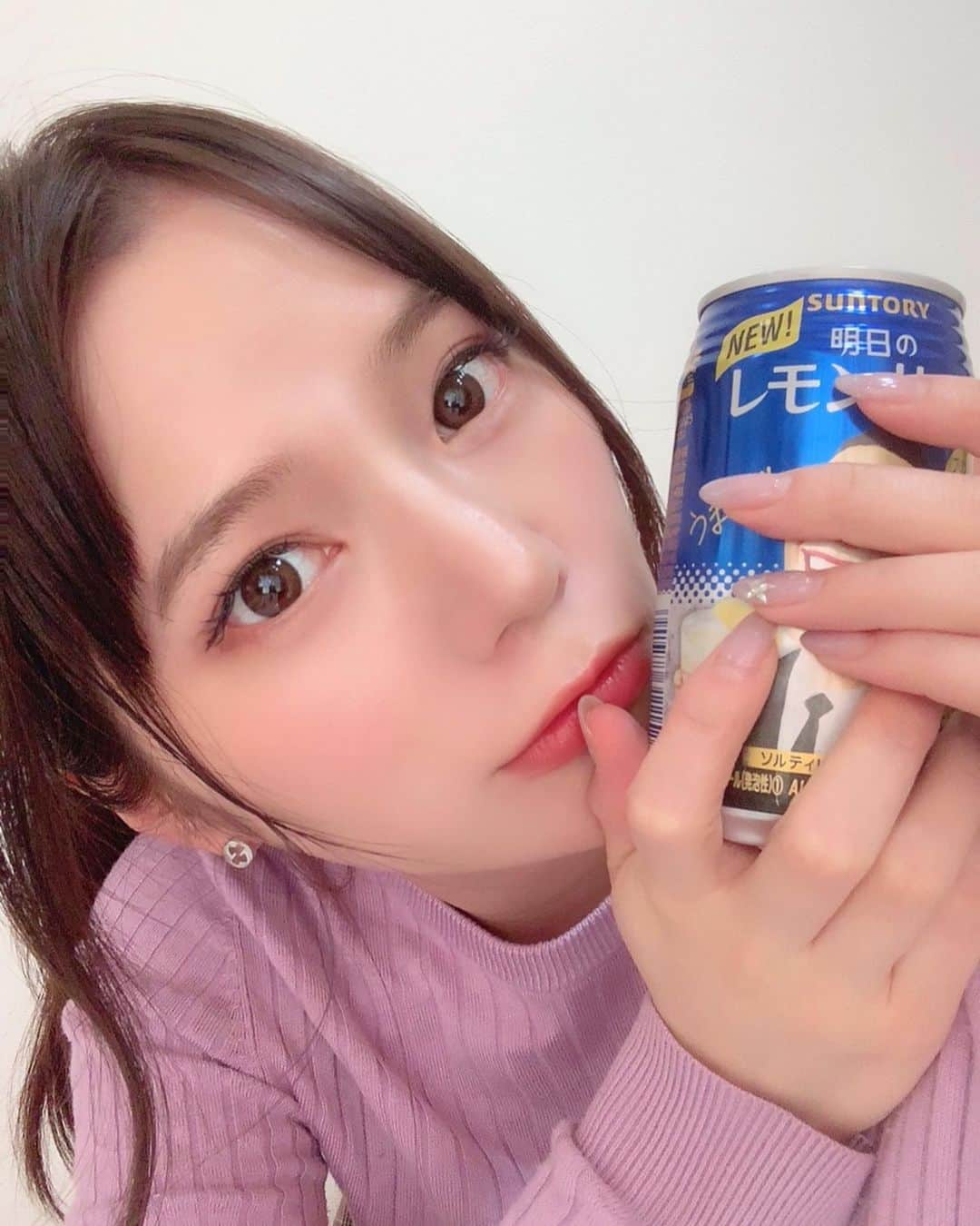 青山日和さんのインスタグラム写真 - (青山日和Instagram)「ㅤㅤㅤㅤㅤㅤㅤㅤㅤㅤㅤㅤㅤ ㅤㅤㅤㅤㅤㅤㅤㅤㅤㅤㅤㅤㅤ 今日もお疲れ様です🍺 ㅤㅤㅤㅤㅤㅤㅤㅤㅤㅤㅤㅤㅤ 在宅の時ほどメイクとヘアはちゃんとしないとオフスイッチ切りにくいので、しっかりめにメイクしておる！ ㅤㅤㅤㅤㅤㅤㅤㅤㅤㅤㅤㅤㅤ 明日のレモンサワーはさすがサントリーさんって感じの飲みやすさでしたっ！！🍋🍋 ㅤㅤㅤㅤㅤㅤㅤㅤㅤㅤㅤㅤㅤ #レモンサワー#レモンチューハイ#宅飲み#レモンサワー好きな人と繋がりたい#おうち呑み#メイク#アイメイク#make#eyemakeup#osaka#ビジョビ」4月23日 18時15分 - hiyo131131