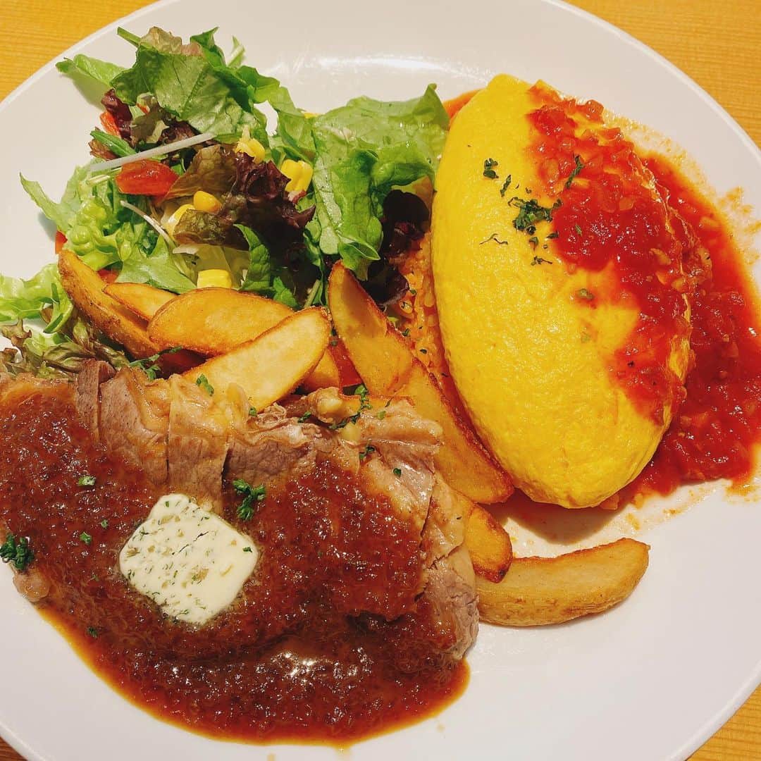 朋未のインスタグラム：「オムライスって人を幸せにしますよね。  #オムライス #一宮カフェ #一宮ランチ #愛知カフェ #一宮オムライス」