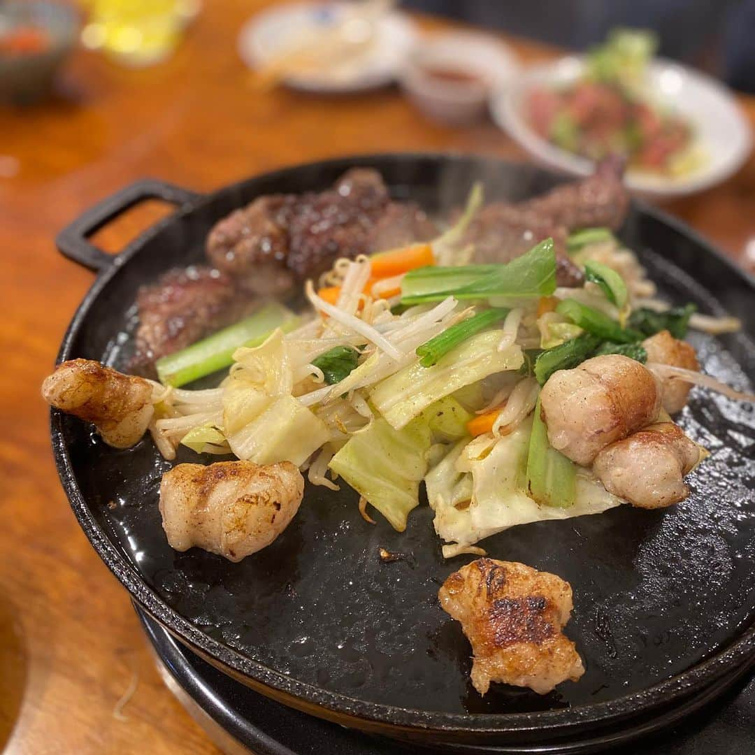 繁田梨世さんのインスタグラム写真 - (繁田梨世Instagram)「焼き肉に行ってからお寿司を食べに行くという最高の組み合わせ会🥩🍣 . . だいぶ前やけど森本さんとともみんと一緒に行ったよ☺️ . . お肉はたんとホルモンとハラミが美味しくてたまらん🤤 . . からのお寿司は大好きな甘エビにうなぎに鯛の酒蒸しに茶碗蒸しに覚えてないぐらいいっぱい食べて幸せ🥰🥰 . .  お肉とお寿司の組み合わせって最強な気がする🥺🥺 . . #大阪#十三#焼き肉#タン#ハラミ#ホルモン#お寿司#刺身#甘エビ#プリプリ#大将面白い#茶碗蒸し#体#酒蒸し#しげとも#ともみん#久しぶり#またご飯行きたい#またこの組み合わせしたい#肉とお寿司#大好き#スポニチ#森本さん#いつもありがとうございます#新鮮#お魚#どれも美味しい#十三寿司」4月23日 18時22分 - shigesurumedayo