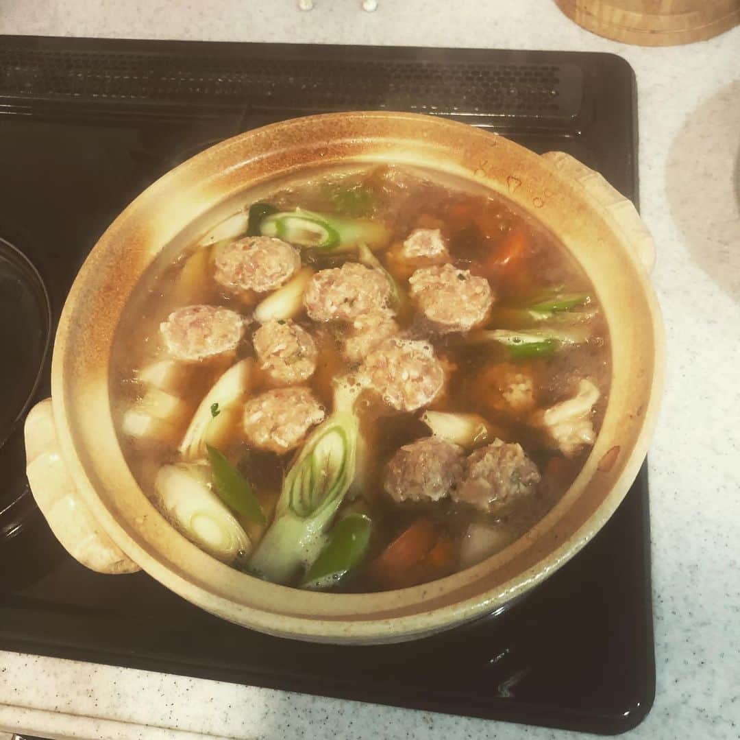 永田裕志さんのインスタグラム写真 - (永田裕志Instagram)「またまた鍋シリーズです(笑)。 一昨日は鶏肉で出汁をとり、人参、大根、長葱、鶏団子、春菊を入れて醤油と鶏ガラスープの素を入れてのソップ焚き鍋を作りました。 またまた絶品な味で身体全体に栄養が行き渡りました。 今だから出来る事、鍋のレパートリーが増えてきましたゼァ‼️ #永田裕志 #今だから出来ること」4月23日 18時23分 - yuji_nagata