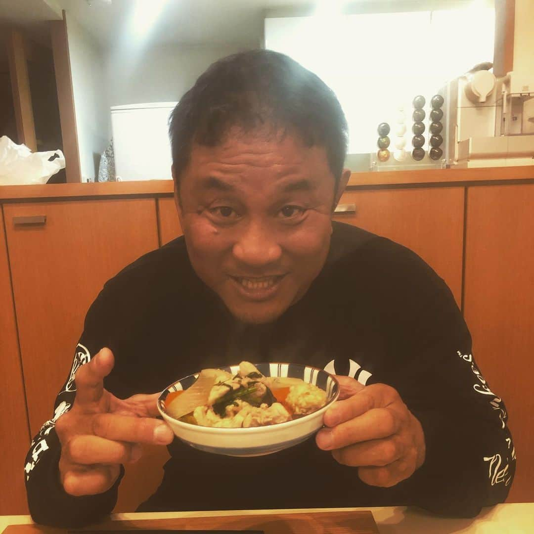 永田裕志さんのインスタグラム写真 - (永田裕志Instagram)「またまた鍋シリーズです(笑)。 一昨日は鶏肉で出汁をとり、人参、大根、長葱、鶏団子、春菊を入れて醤油と鶏ガラスープの素を入れてのソップ焚き鍋を作りました。 またまた絶品な味で身体全体に栄養が行き渡りました。 今だから出来る事、鍋のレパートリーが増えてきましたゼァ‼️ #永田裕志 #今だから出来ること」4月23日 18時23分 - yuji_nagata