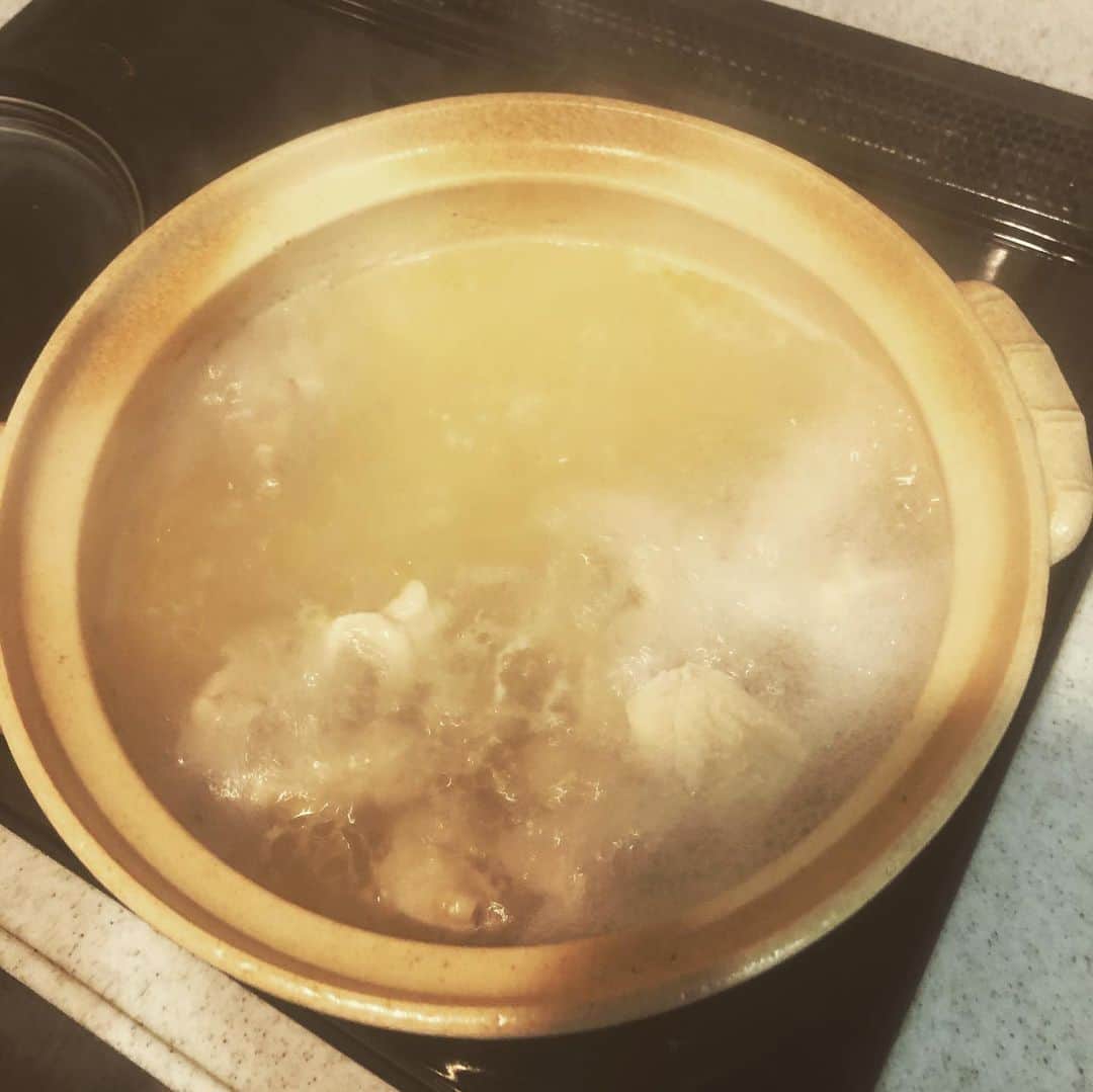 永田裕志さんのインスタグラム写真 - (永田裕志Instagram)「またまた鍋シリーズです(笑)。 一昨日は鶏肉で出汁をとり、人参、大根、長葱、鶏団子、春菊を入れて醤油と鶏ガラスープの素を入れてのソップ焚き鍋を作りました。 またまた絶品な味で身体全体に栄養が行き渡りました。 今だから出来る事、鍋のレパートリーが増えてきましたゼァ‼️ #永田裕志 #今だから出来ること」4月23日 18時23分 - yuji_nagata