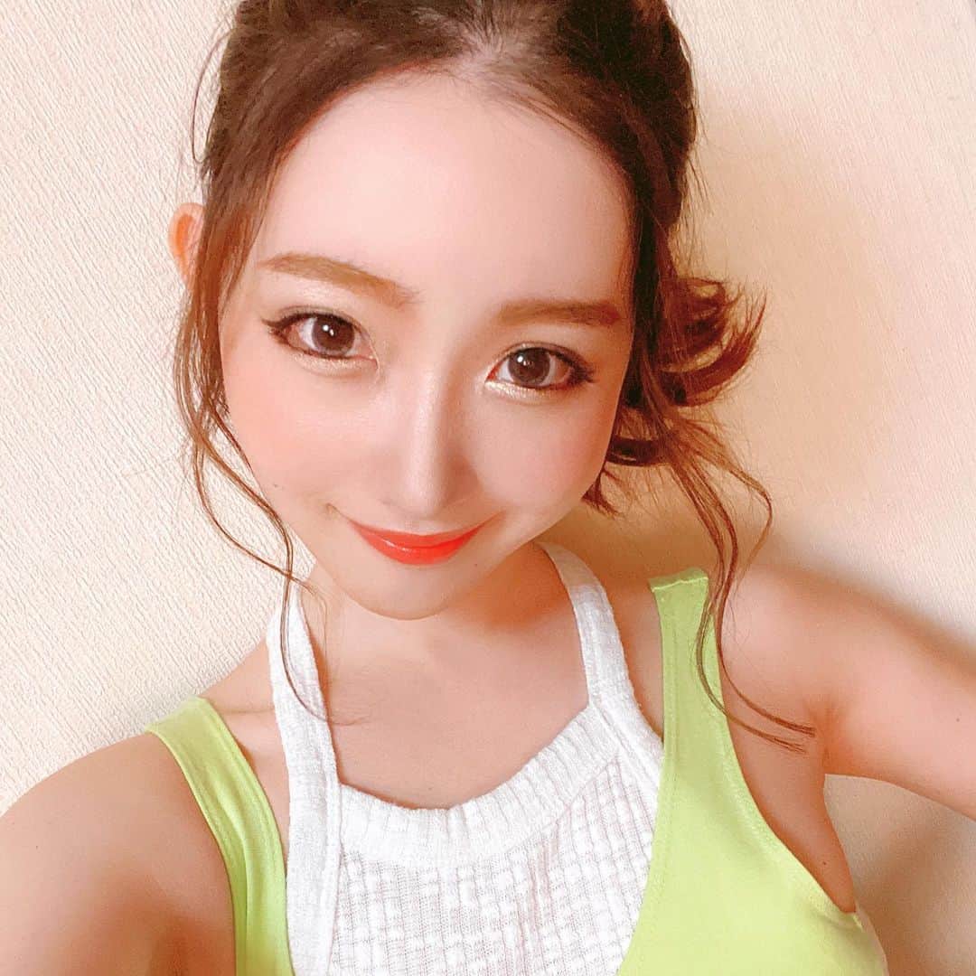 都丸ちよさんのインスタグラム写真 - (都丸ちよInstagram)「. . GAL MAKEUP🌈 . ファンデ キルカバークッション02 . コンシーラー ミネラルコンシーラーパレット . パウダー メイクアップフォーエバー マイクロフィニッシングルースパウダー . 眉毛 百均の適当なやつ . アイシャドー セザンヌ トーンアップアイシャドー01 . 二重 ルドゥーブル . アイライン アイプルーフ　ブラック . マスカラ ヒロインメイク アドバンスドフィルム02 . つけま上 リピれるまつげ05 つけま下 ドーリーウィンク05 . リップ ザ・セム よくんかんないキャンディーの形のやつ 03 笑 . .」4月23日 18時24分 - chiyo_tomaru