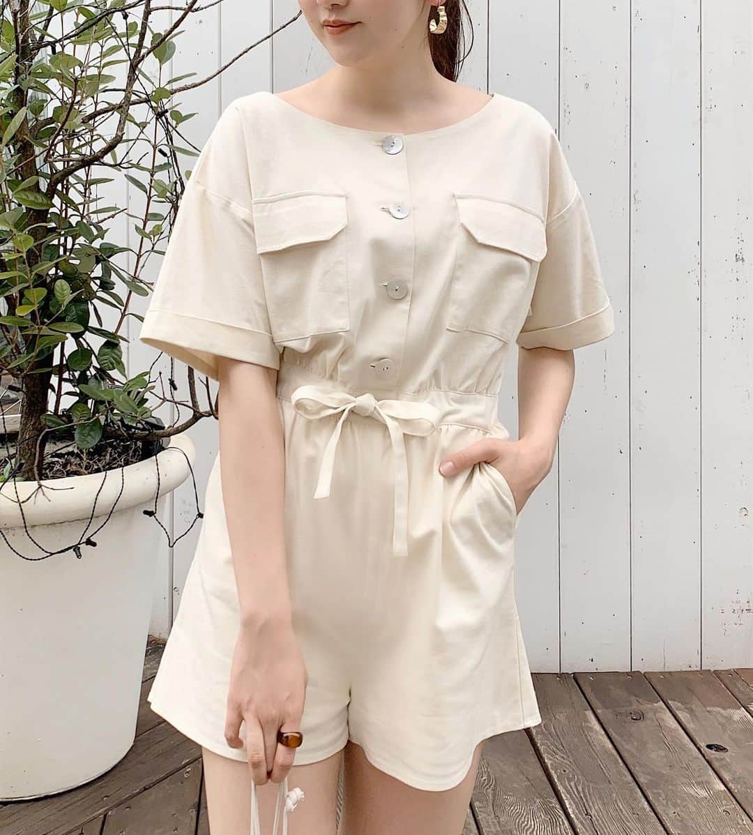 mina hinokuchiのインスタグラム：「. 夏になると毎年のミニ丈ばっかりに！ この夏を想像して、ネットでお買い物してます👙 . 今日からオンラインストアでも お得になるフェアがたくさん始まるので 私も完売しないうちにcheckしよっと✨ 明日は、毎年大人気のアレも予約スタートします♡ . #whoswhochico #salonbychico #フーズフーチコ　#mina_chicode #チコ」