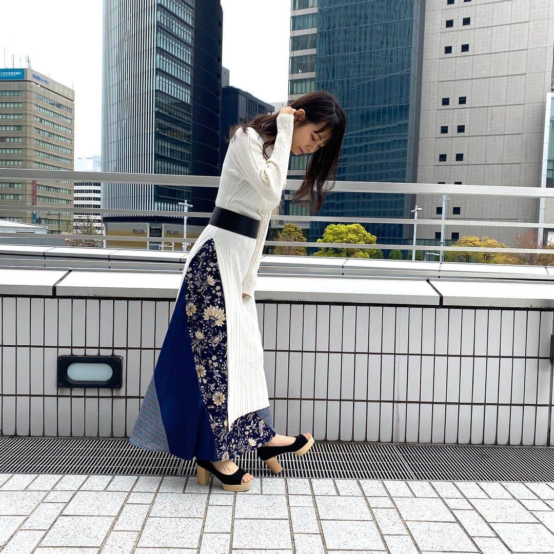 のインスタグラム：「【PICKUP STYLING】 〈ジェイアール名古屋タカシマヤ〉 KASEDA  ランダムリブのニットチュニックはタイトなシルエット。マキシスカートやソフトな素材のパンツと合わせたスタイリングがおすすめです。 ・ ・アシンメトリースリットニットチュニック price...¥10,000+tax color...IVR/BRN size...F(スタッフ身長162cm)  ___________________________________________________ LAGUNAMOON全国店舗のLINEアカウントが出来ました！ @lagunamoon_shop TOPのハイライト「LINE」よりお好きな店舗を追加出来ます！  _____________ プロフィールのURLよりご覧下さい。 #LAGUNAMOON #LAGUNAMOON_SHOP」