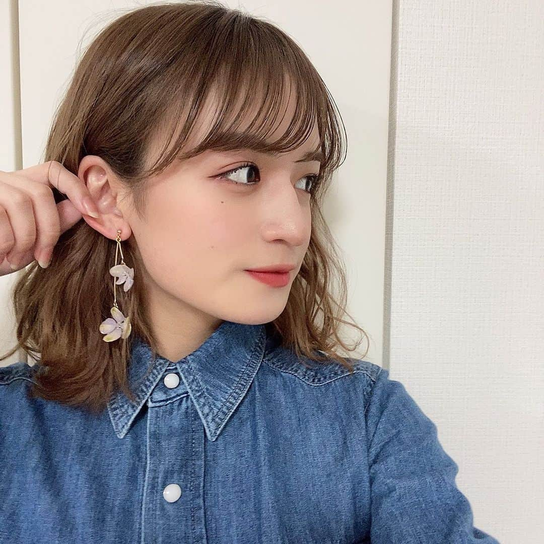 山出愛子のインスタグラム：「新曲「ピアス」のジャケットで使わせていただいたピアス😌  大人っぽさの中に可愛さがあって めちゃめちゃ可愛くない？！ このピアスつけたらお姉さんな気分になれる！  #littlewitch」