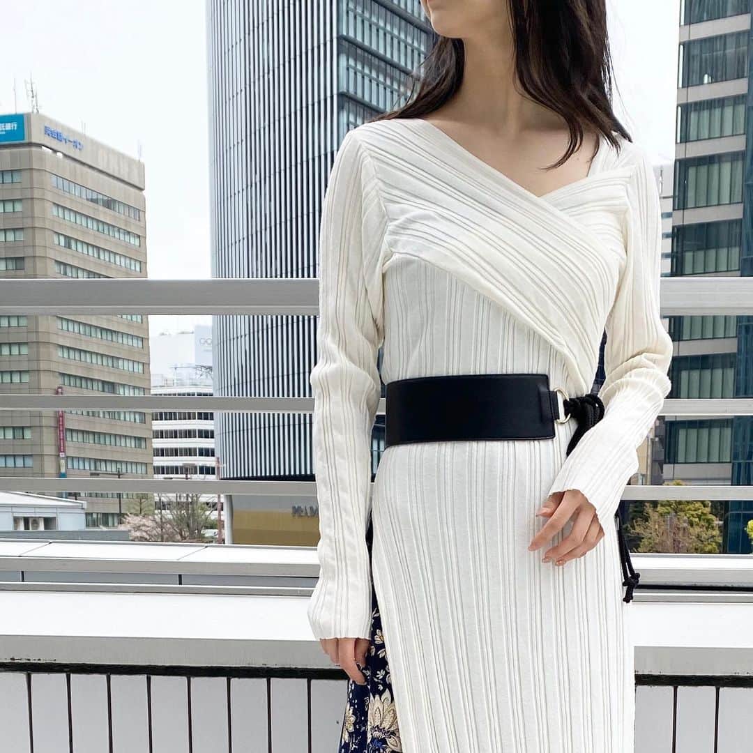 のインスタグラム：「【PICKUP STYLING】 〈ジェイアール名古屋タカシマヤ〉 KASEDA  ランダムリブのニットチュニックはタイトなシルエット。マキシスカートやソフトな素材のパンツと合わせたスタイリングがおすすめです。 ・ ・アシンメトリースリットニットチュニック price...¥10,000+tax color...IVR/BRN size...F(スタッフ身長162cm)  ___________________________________________________ LAGUNAMOON全国店舗のLINEアカウントが出来ました！ @lagunamoon_shop TOPのハイライト「LINE」よりお好きな店舗を追加出来ます！  _____________ プロフィールのURLよりご覧下さい。 #LAGUNAMOON #LAGUNAMOON_SHOP」