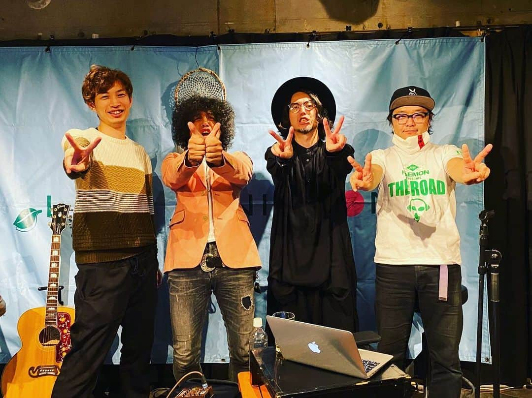 荒井岳史のインスタグラム：「「LIVE FOR NIPPON　vol.106」 配信を見て頂いた方々、本当にありがとうございました！ 例えカメラ越しだとしても、誰かが聴いてくれてるんだというその気持ちでとても楽しく歌う事ができました。  人は寄り添うもの、人は集まるもの、それができないという今の時に必要なのは希望を持って暮らしを守って行く事しかないのかなと思います。 俺ごときに何が出来るのかを考えていかなければならないこの時に、今日の様な機会を与えてくださったタイジさんとジョーさん、スタッフの皆さま、亮介くんには感謝しかありません。 自分の歌や音楽で癒される人がいるならば、その機会で最大限にやっていく。歌唄いの端くれとして、また一つ何が大切かわかった気がします。  素晴らしい時間をありがとうございました。  また必ず、いつものLIVE FOR NIPPONに出させてもらえるようにしっかり頑張ります。  #荒井岳史」