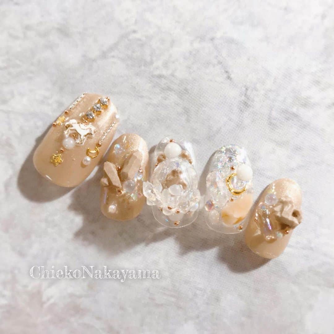 なかやまちえこのインスタグラム：「04.23 発売の @pregelofficial MUSE新色 6色✨⠀ こちらはドラマティックゴールドを使用して制作した#ネイルデザイン サンプルです😊✨✨⠀ 微粒子ラメが#グラデーション もしやすくって他のお色もみんなおススメなカラーシリーズです🧊⠀ #nail #nails #nailart #ネイル #美甲 #ネイルアート  #japanesenailart #manucure #japanesenails #manicurist #gelnails #أظافر #네일아트 #미용 #vẽmóng #ngườiđẹp  #เพ้นท์เล็บ #искусствоногтя #artedeuñas #เพ้นท์เล็บเจล #ジェルネイルデザイン #ネイルデザイン #senikuku #nagelkunst @pregelofficial」