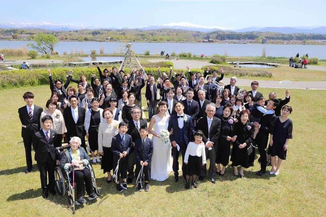 小松結婚式 M&U エムアンドユー ウェディングさんのインスタグラム写真 - (小松結婚式 M&U エムアンドユー ウェディングInstagram)「【パーティーレポート】式の最後は、列席者全員で記念写真！　緑あふれる木場潟公園での撮影は、開放感があってとても気持ちがよかったです♪﻿ ﻿ LOCATION : UMI no RUSTICWEDDING﻿ PARTY SPACE : LAGO BIANCO﻿ GUEST : 46﻿ SEASON : SPRING﻿ ﻿ M&Uの公式サイトでは、挙式・披露会陰会場のご紹介やパーティーレポート、最新の情報などをご確認いただけます。﻿ ﻿ プロフィール( @mandu_wedding )内にあるURLよりご確認ください。﻿ ﻿ *・。*・。*・。*・。*・。*・。*・。﻿ ﻿ 【苔の里・木場潟を巡る♪ 杜と湖のラスティックウエディング見学会】﻿ ﻿ 南加賀の大自然を舞台とする“杜と湖のラスティックウエディング”。﻿ その舞台となる苔の里・木場潟の見学ツアーです。﻿ 実際のロケーションを体感してお二人のイメージを膨らませてください！﻿ ﻿ ○開催日／土日祝の11:00〜15:00（完全予約制）﻿ ○お問い合わせ・お申し込み／プロフィール内のリンクより公式サイトにお進みください。﻿ ﻿ *・。*・。*・。*・。*・。*・。*・。﻿ ﻿ 【M&U WEDDING の結婚式】﻿ ﻿ 100年経っても変わらないこの景色。﻿ 訪れるたび、幸せの記憶がよみがえる。﻿ ﻿ 石川県小松市。ここにある自然環境を最大限に活かした、シンプルでナチュラルな結婚式、『ラスティックウエディング』﻿ ﻿ ラスティックとは、「素朴」や「温かみ」という意味があります。﻿ 自然に囲まれて、気持ちのよい日差しを浴びながら、飾り過ぎない素の美しい世界で、大切なゲストとかけがえのない時間を過ごす。まるで映画のワンシーンのようなウエディングです。﻿ ﻿ *・。*・。*・。*・。*・。*・。*・。」4月23日 18時54分 - mandu_wedding