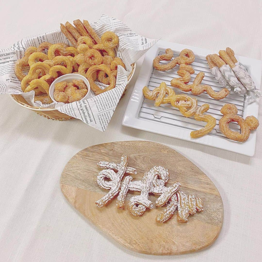 阿部夢梨さんのインスタグラム写真 - (阿部夢梨Instagram)「今流行りのチュロス作り🥨。﻿ ﻿ ﻿ ディズニー公式の チュロスレシピで作ったので﻿ お家でディズニーを味わいました﻿ ﻿ ﻿ “すぱが” “ゆめり” “ぴえん”とか﻿ 色んな形のチュロス作れて楽しかった！﻿ 早くディズニー行きたいな…﻿ ﻿ ﻿ #おうちカフェ #お家カフェ﻿ #おうち時間  #チュロス #ディズニーチュロス﻿ #ディズニーフード #スイーツ作り」4月23日 18時47分 - yumeri_abe.official