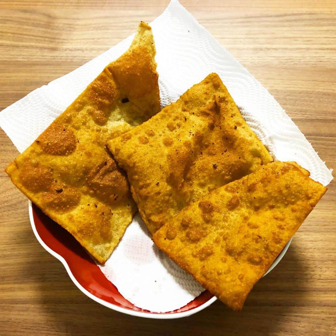 小宮山雄飛さんのインスタグラム写真 - (小宮山雄飛Instagram)「朝打って余った蕎麦を切らずに揚げてみたら、なんかめちゃくちゃ美味しそうな食べ物が出来上がった。なんという名前にしよう。すでにあるんだろうか、こういう料理？　#おうちグルメ #そば打ち」4月23日 19時01分 - yuhikomiyama